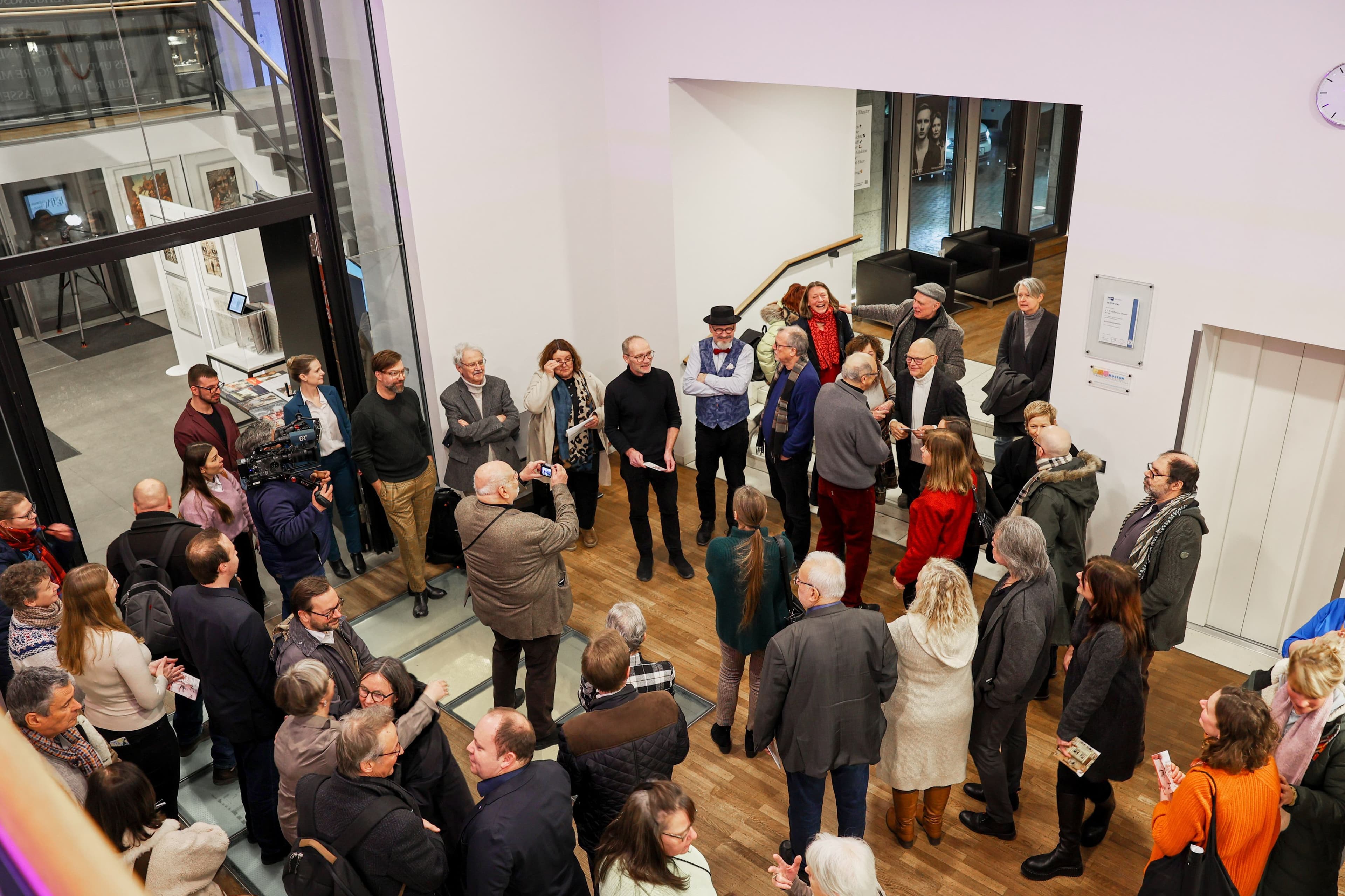 Vernissage der Ausstellung 'Hoffmanns Lebenselixiere' im E.T.A.-Hoffmann-Theater mit zahlreichen Gästen. Vernissage der Ausstellung 'Hoffmanns Lebenselixiere' im E.T.A.-Hoffmann-Theater mit zahlreichen Gästen.