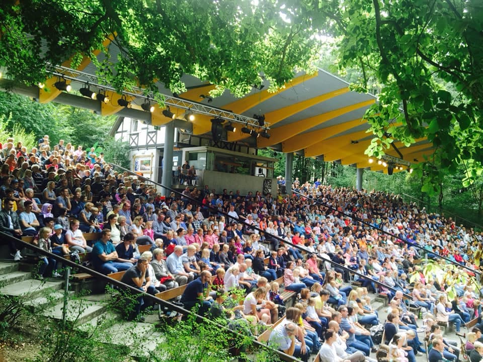 Gruppenfoto vor der neuen Kehrmaschine des Unternehmens Umweltdienste Merkel. Von links: Dr. Mirjam Pekar-Milicevic, Frank Richartz, Ellen Merkel, Patrick Richter, Thomas Pöferlein, Landrat Armin Kroder und Bürgermeister Thomas Lang. Gruppenfoto vor der neuen Kehrmaschine des Unternehmens Umweltdienste Merkel. Von links: Dr. Mirjam Pekar-Milicevic, Frank Richartz, Ellen Merkel, Patrick Richter, Thomas Pöferlein, Landrat Armin Kroder und Bürgermeister Thomas Lang.