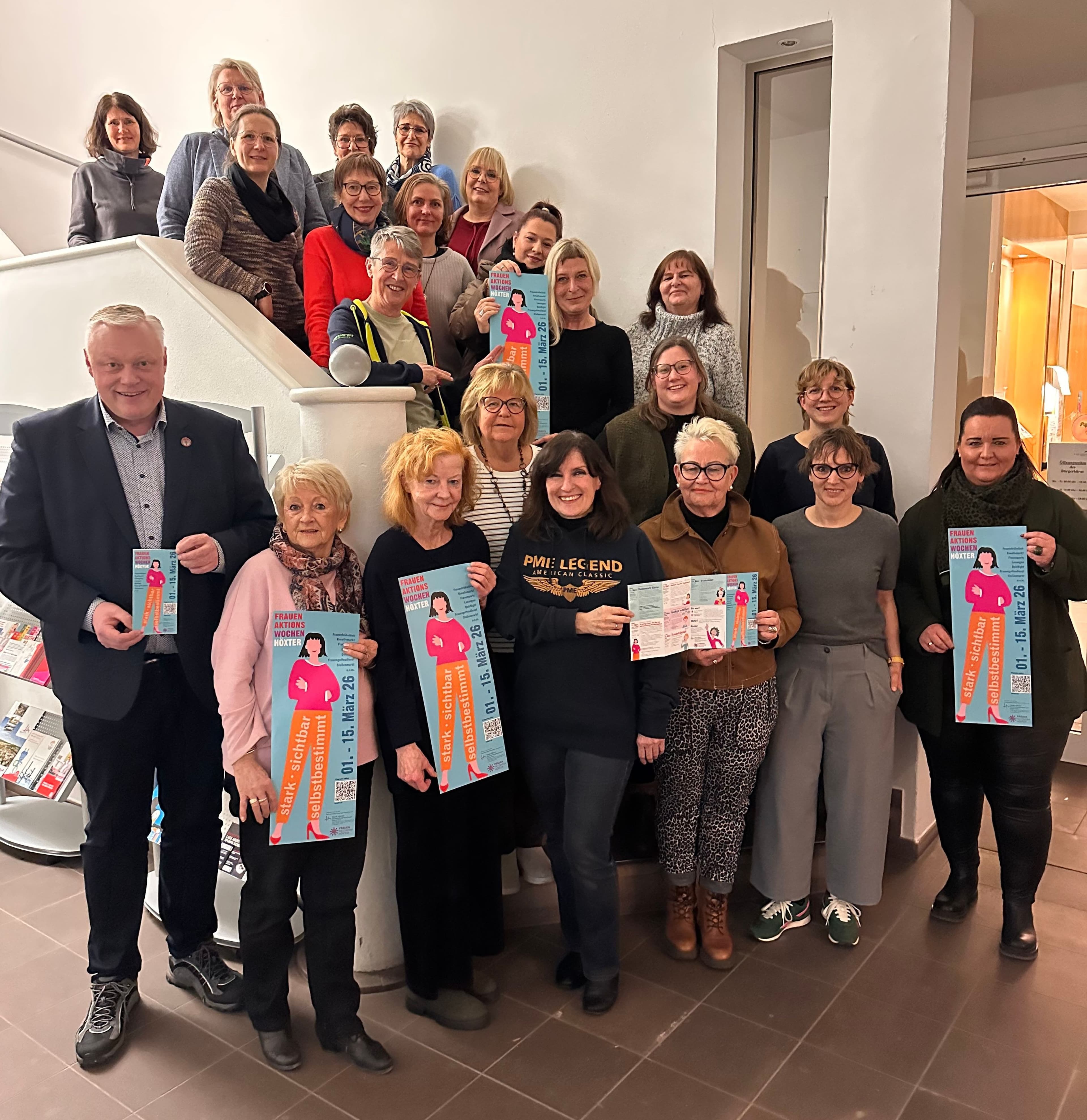 Daniel Hartmann und Nadine Nolte vom Frauennetzwerk Höxter stellen das Programm der Frauenaktionswochen 2026 vor. Daniel Hartmann und Nadine Nolte vom Frauennetzwerk Höxter stellen das Programm der Frauenaktionswochen 2026 vor.