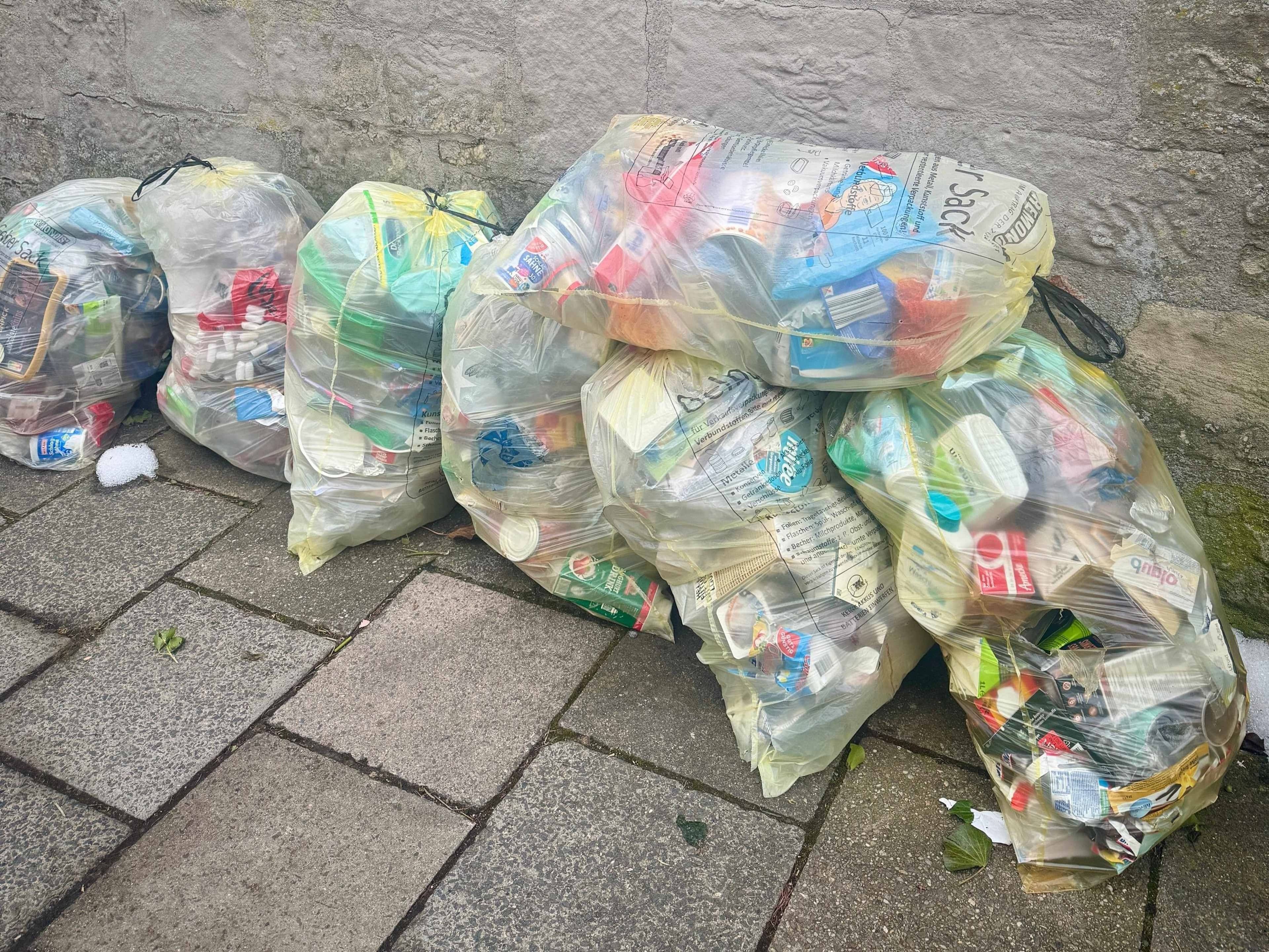 Bei Abholung der gelben Säcke laufen seit dieser Woche wieder die regulären Touren. Bei Abholung der gelben Säcke laufen seit dieser Woche wieder die regulären Touren.