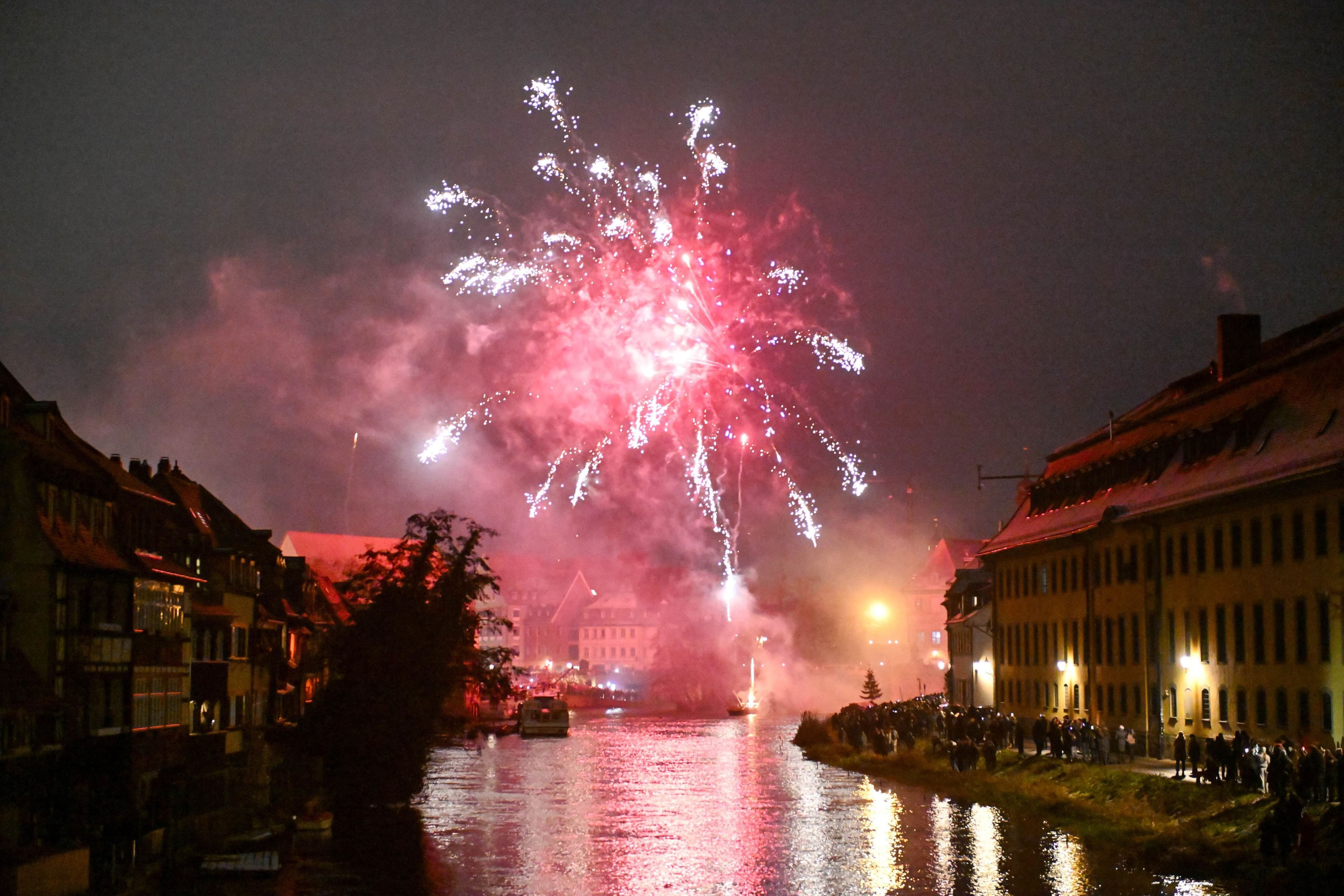 Das erste 'Feuerwerk für alle' auf der Regnitz hat in der Silvesternacht viele Menschen begeistert. Das erste 'Feuerwerk für alle' auf der Regnitz hat in der Silvesternacht viele Menschen begeistert.