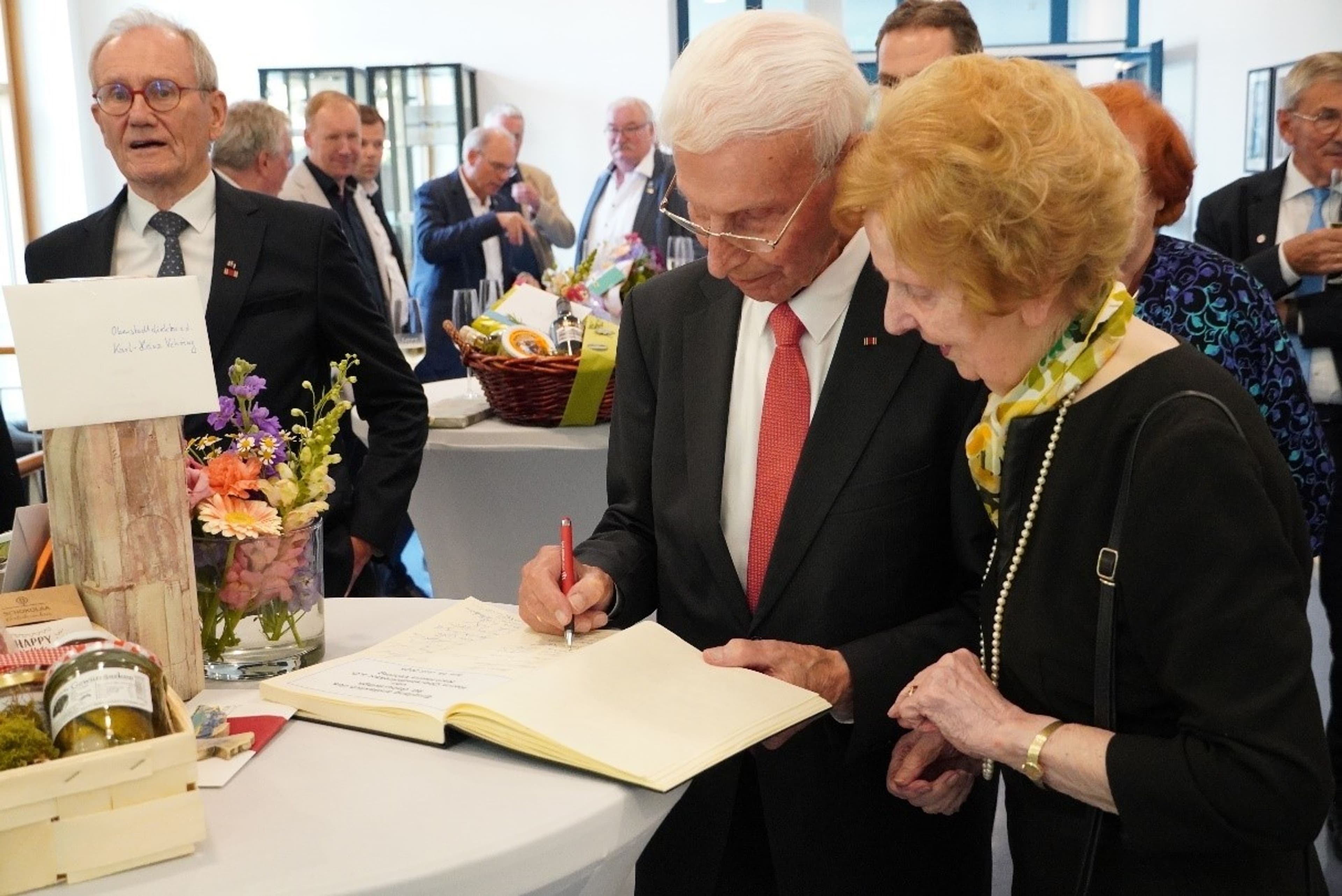 Karl-Heinz Vehring feiert 90. Geburtstag | Symbolbild
