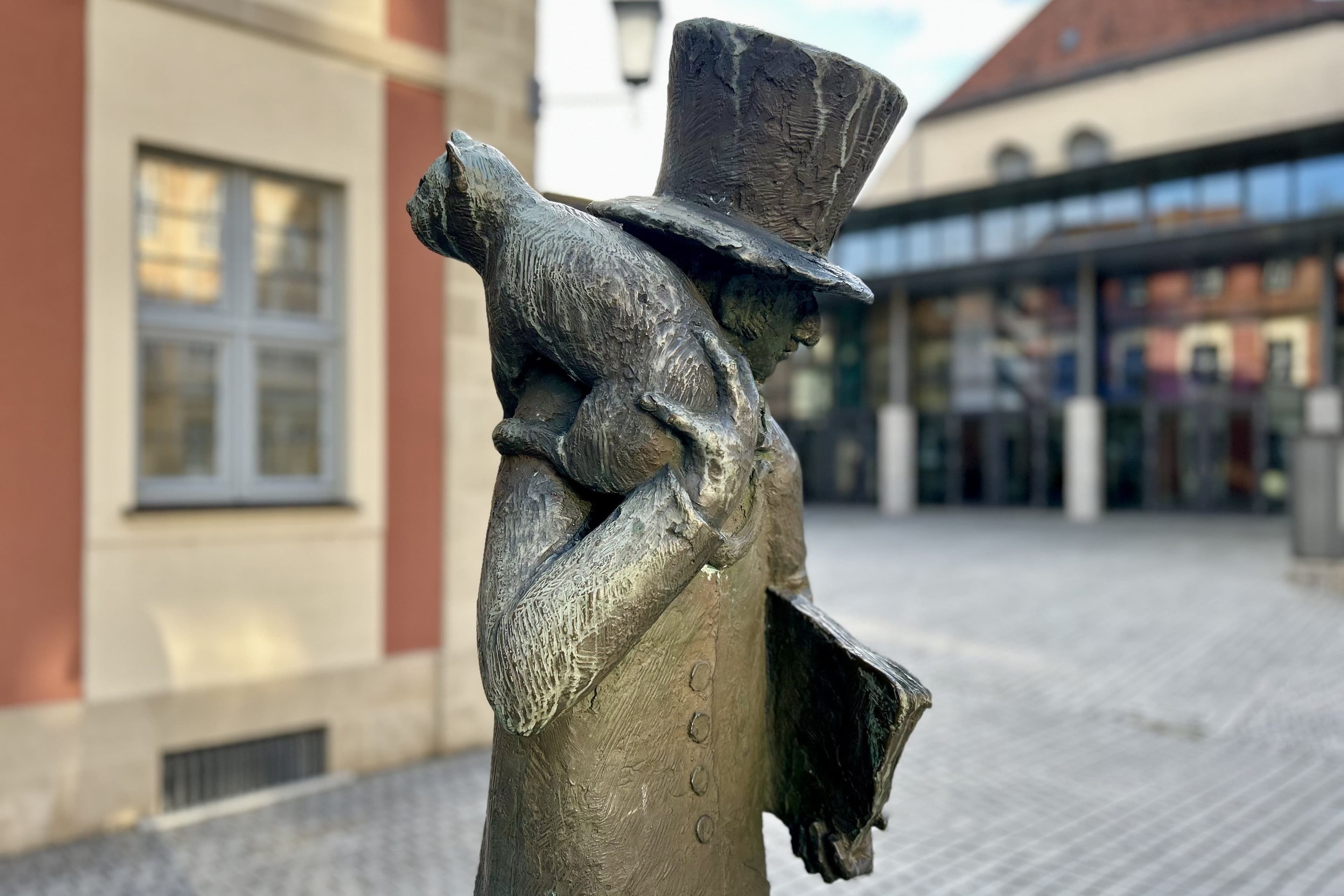 E.T.A.-Hoffmann-Statue vor dem E.T.A.-Hoffmann-Theater im Jubiläumsjahr der Preisvergabe. E.T.A.-Hoffmann-Statue vor dem E.T.A.-Hoffmann-Theater im Jubiläumsjahr der Preisvergabe.