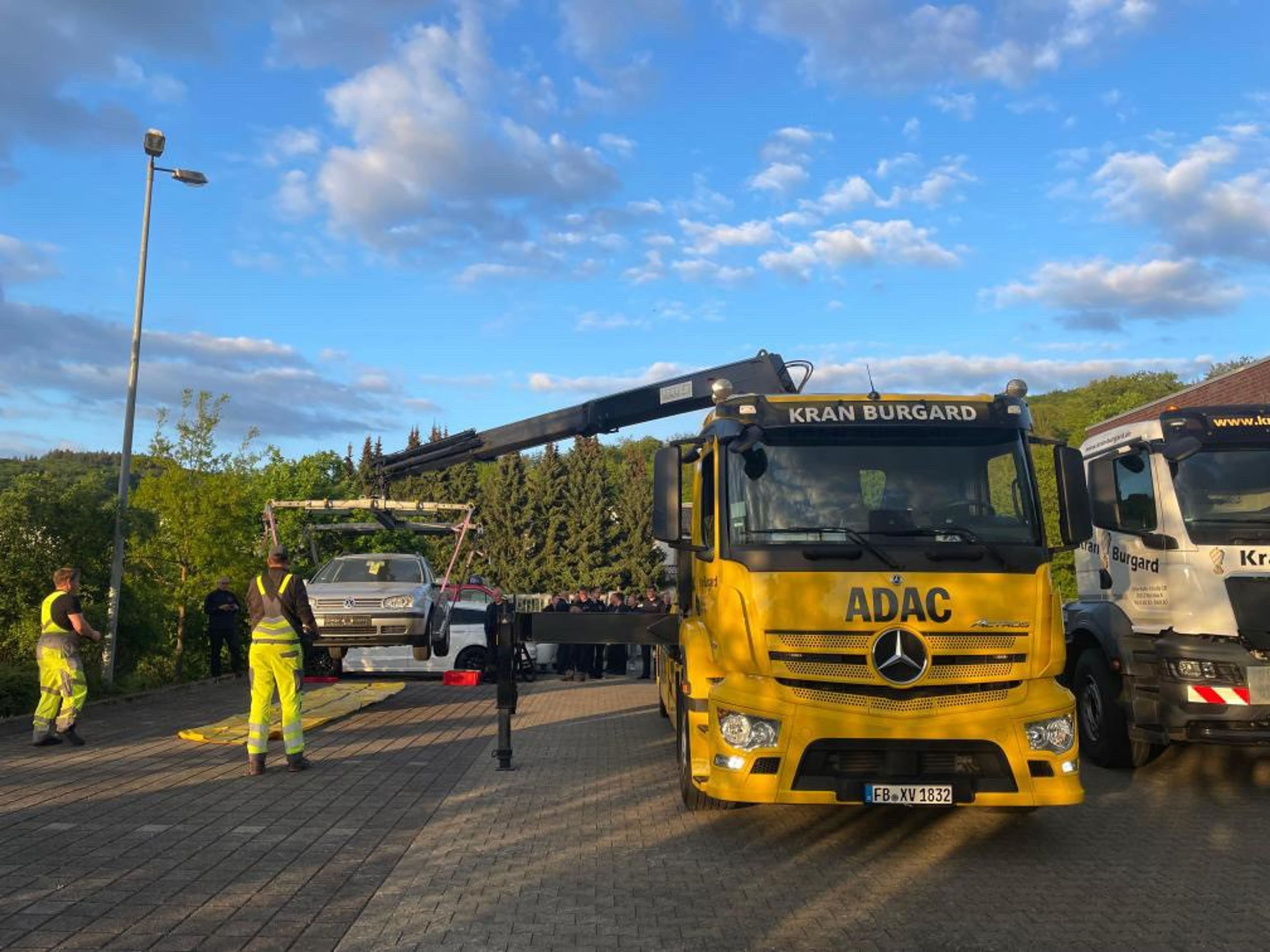 Feuerwehr trainiert Brandbekämpfung an E-Autos | Symbolbild