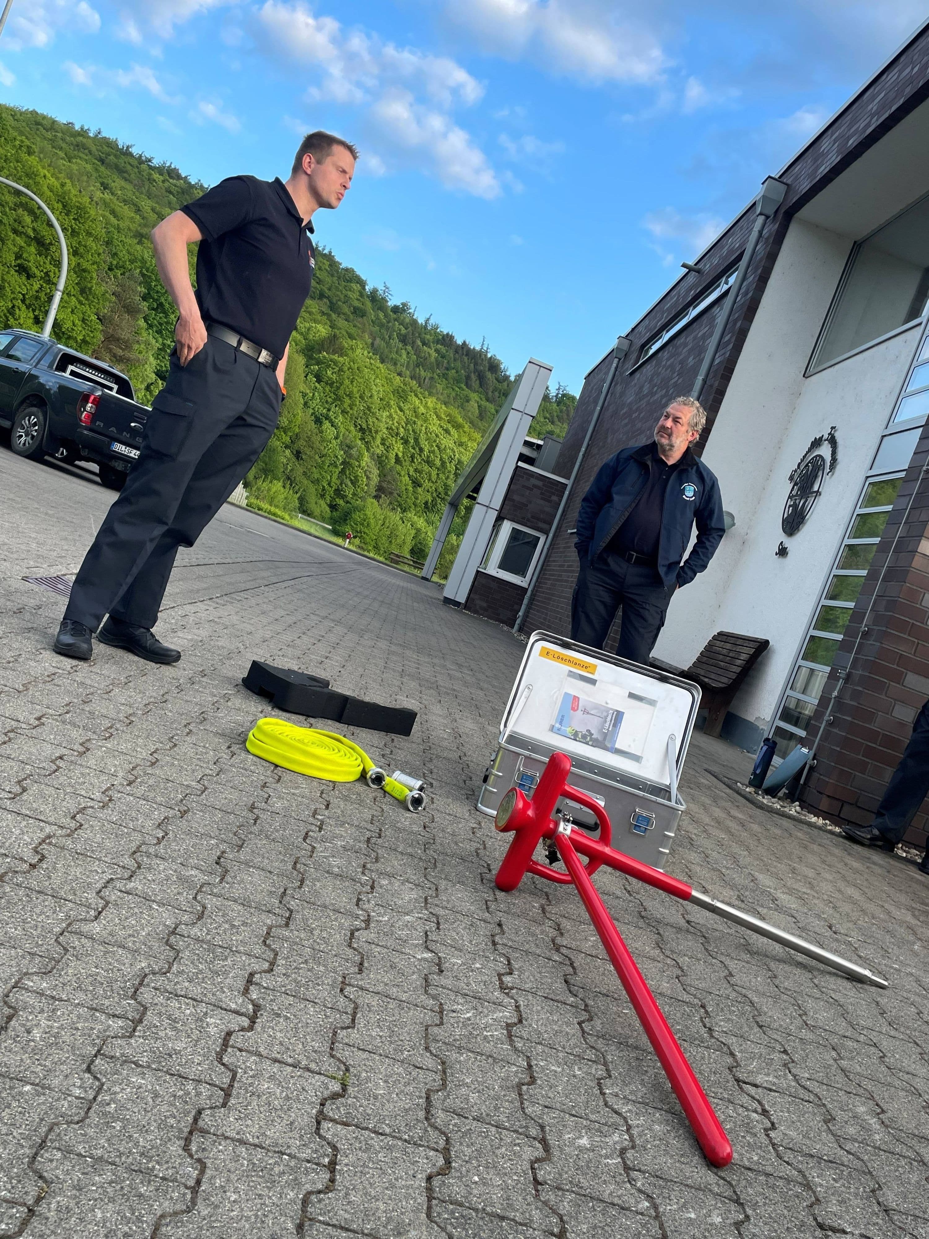 Feuerwehr trainiert Brandbekämpfung an E-Autos | Symbolbild