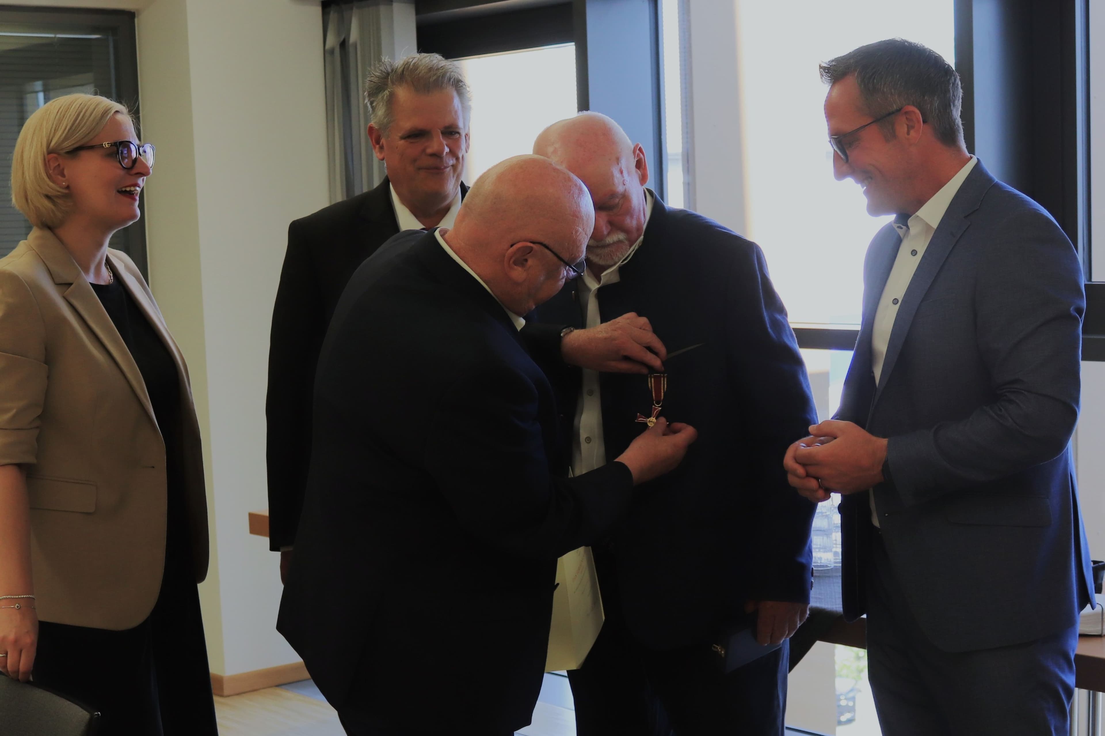 Verdienstkreuz für Heinz Lemler | Symbolbild