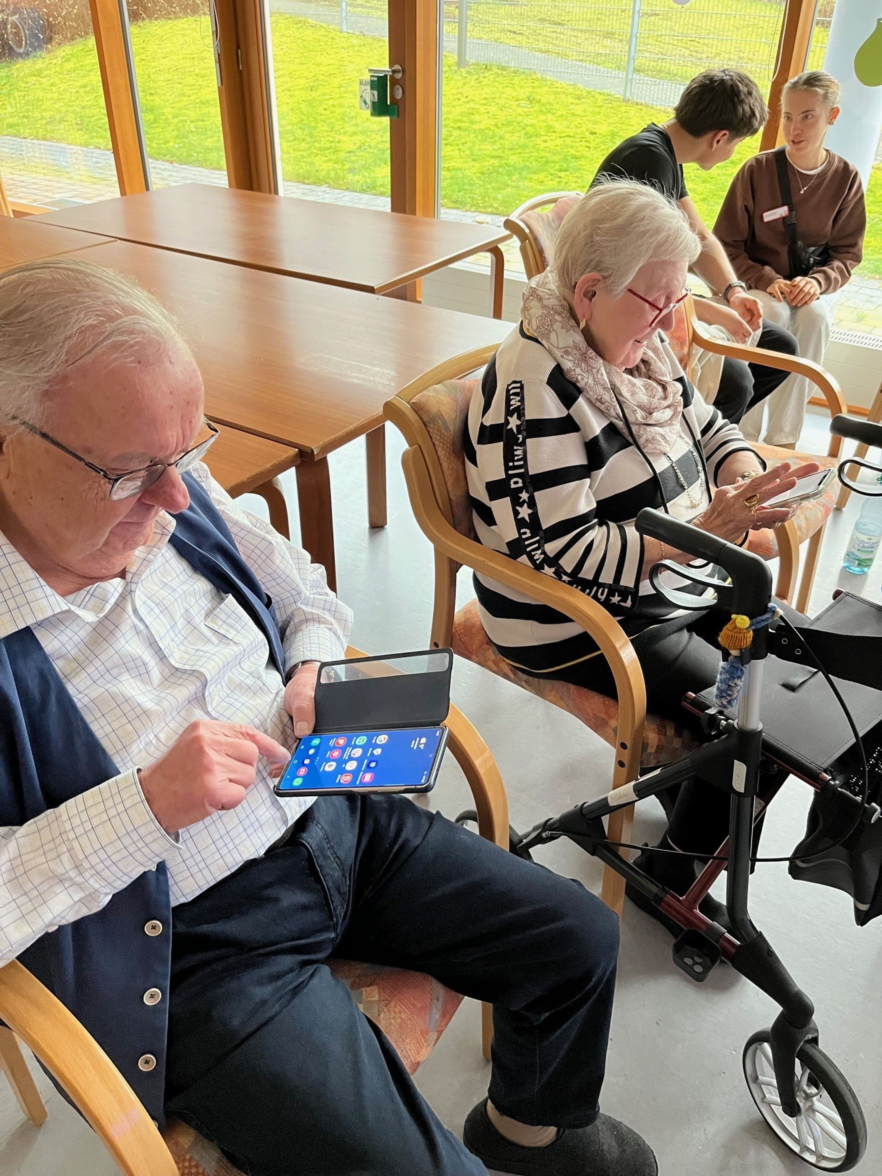 Bewohner und Kursleiter beim Smartphone-Kurs im Barbaraheim der Stadt St. Ingbert. Bewohner und Kursleiter beim Smartphone-Kurs im Barbaraheim der Stadt St. Ingbert.