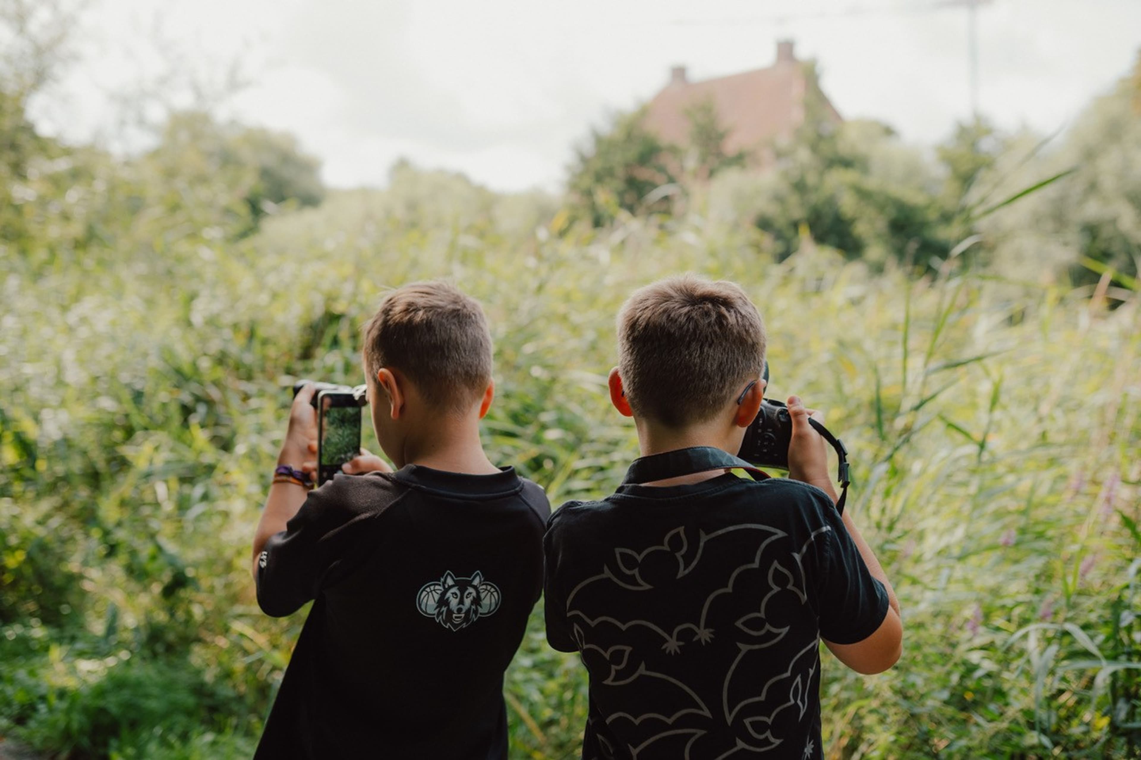 Kinder entdecken die Welt der Fotografie | Symbolbild
