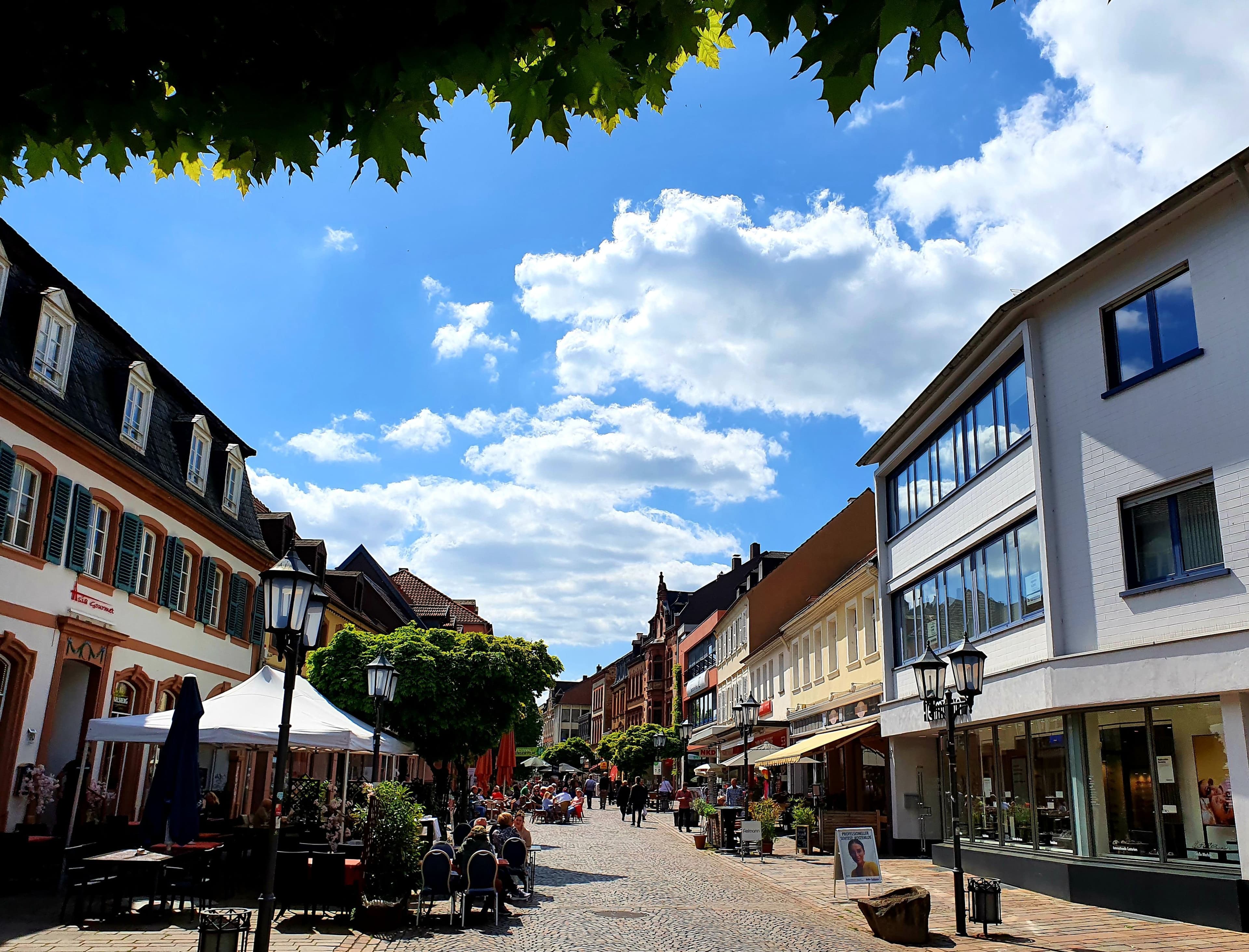 Stadtspaziergang führt durch die Fußgängerzone der Stadt St. Ingbert. Stadtspaziergang führt durch die Fußgängerzone der Stadt St. Ingbert.