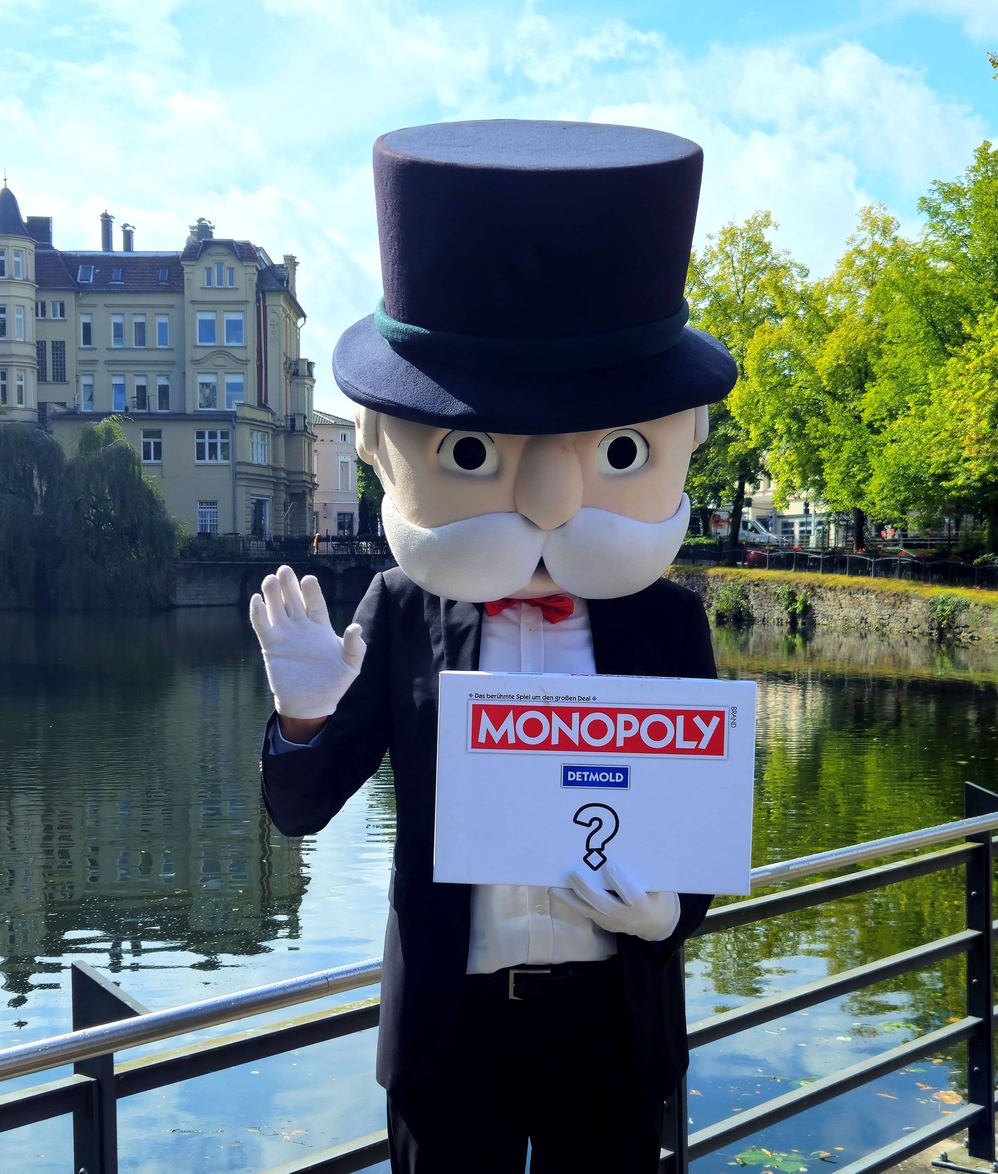 Mister Monopoly prĂ€sentiert die neue Monopoly Detmold Edition â ab 21. November erhĂ€ltlich.