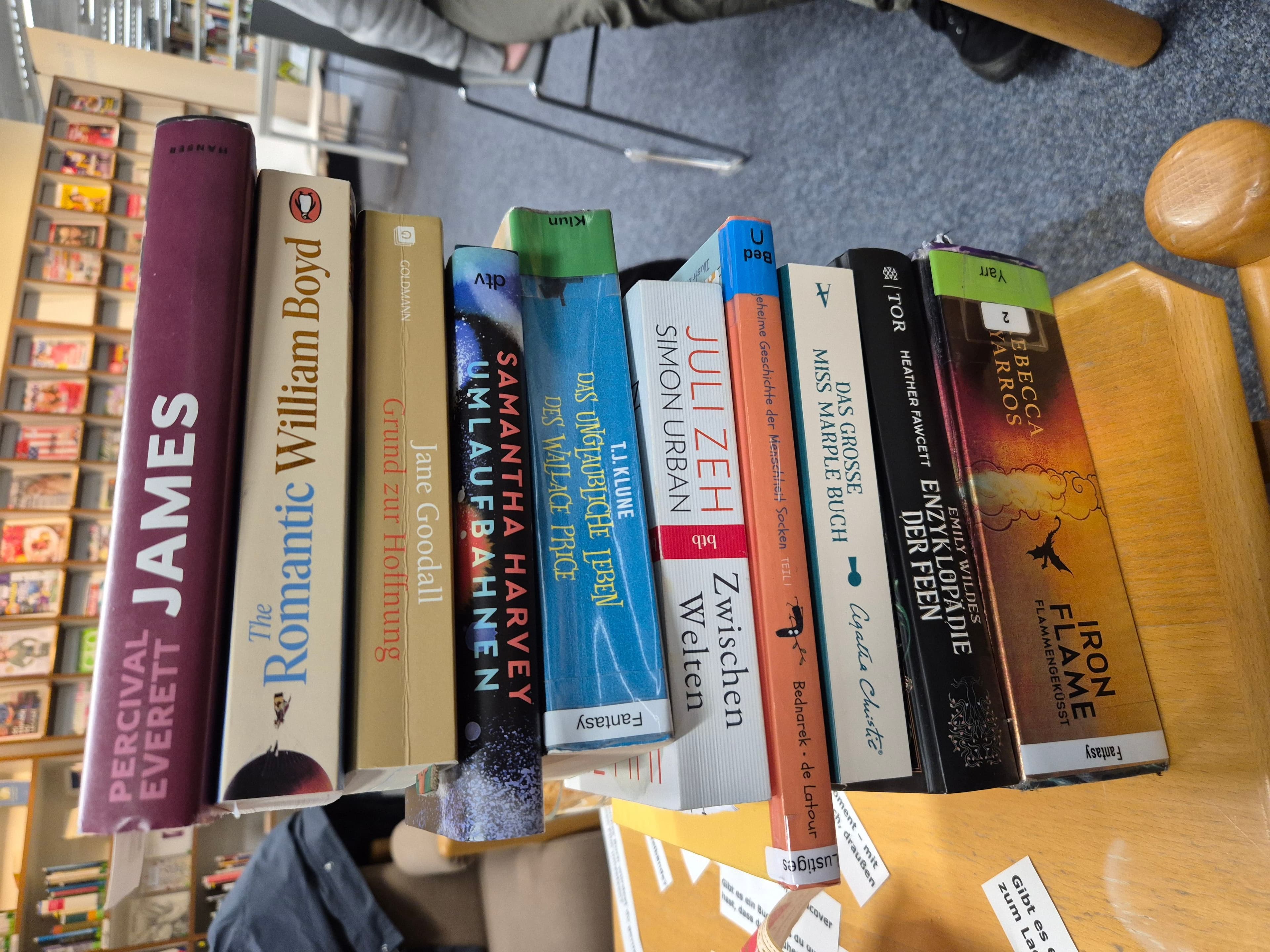 Plakat und Foto für die Veranstaltung "Read Together" in der Stadtbücherei Schleswig.