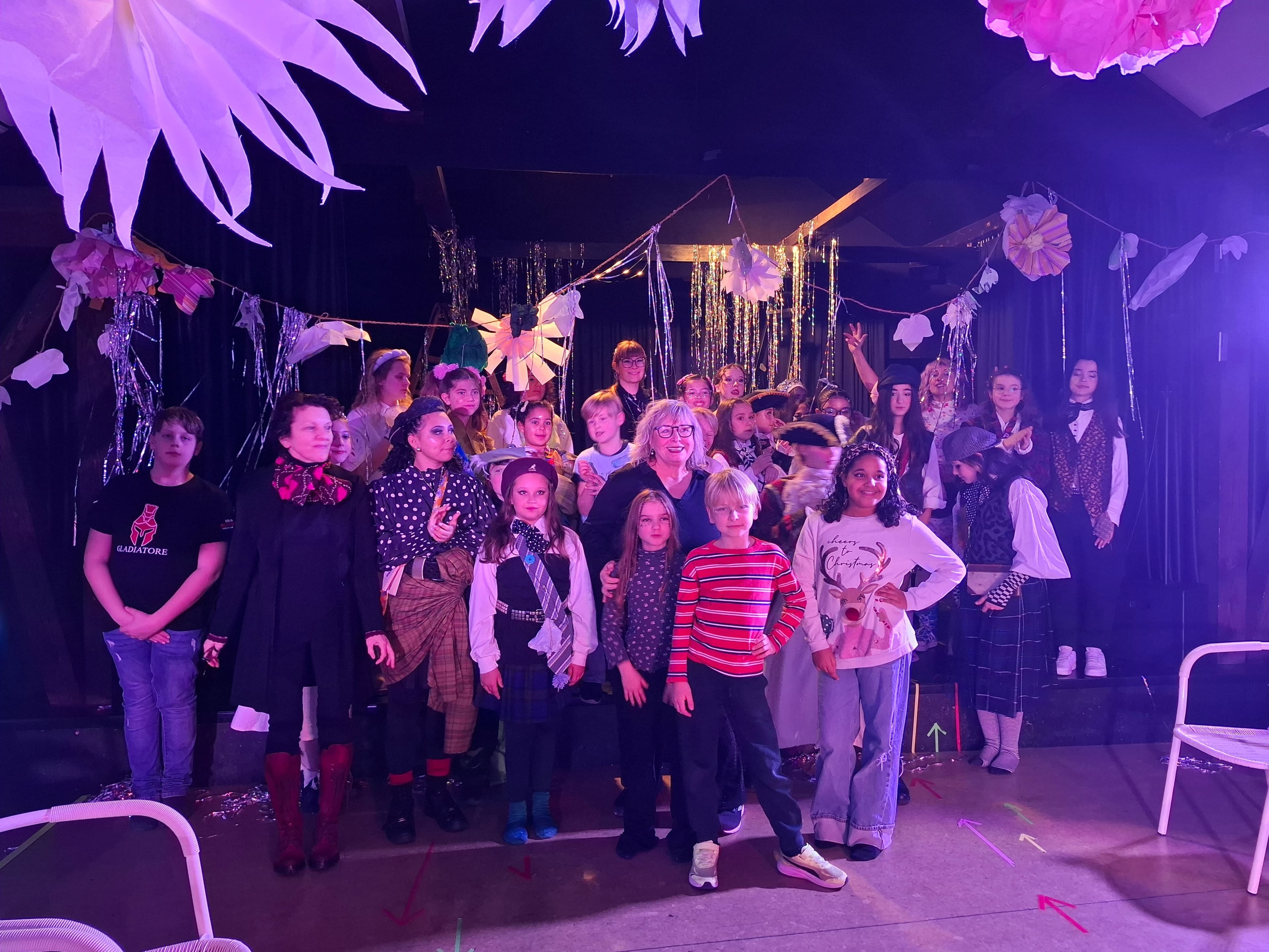 Teilnehmerinnen und Teilnehmer des Workshops 'Wege ins Theater' präsentieren ihre Kostüme im JUZ.