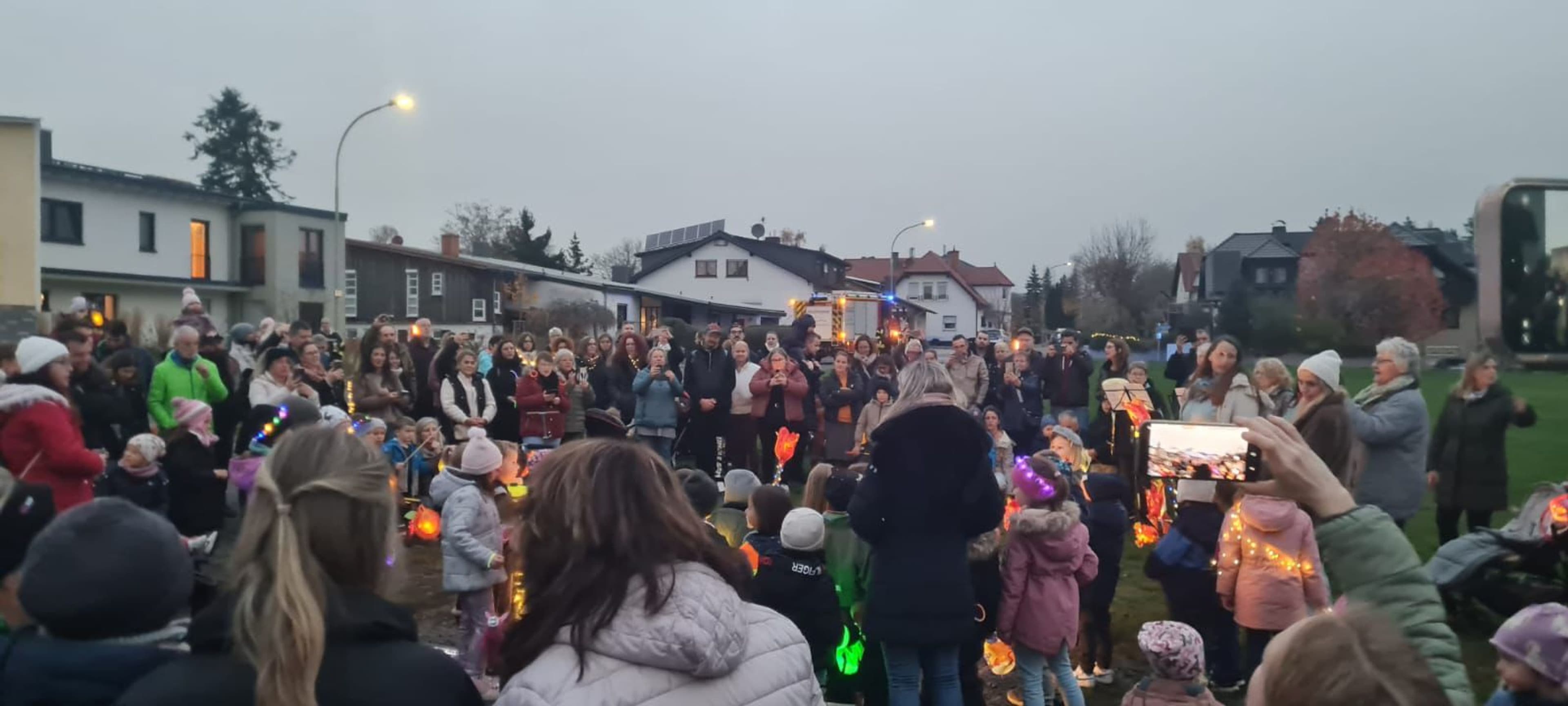 Gambach erstrahlt beim Laternenumzug der Kita Taubenhaus | Symbolbild