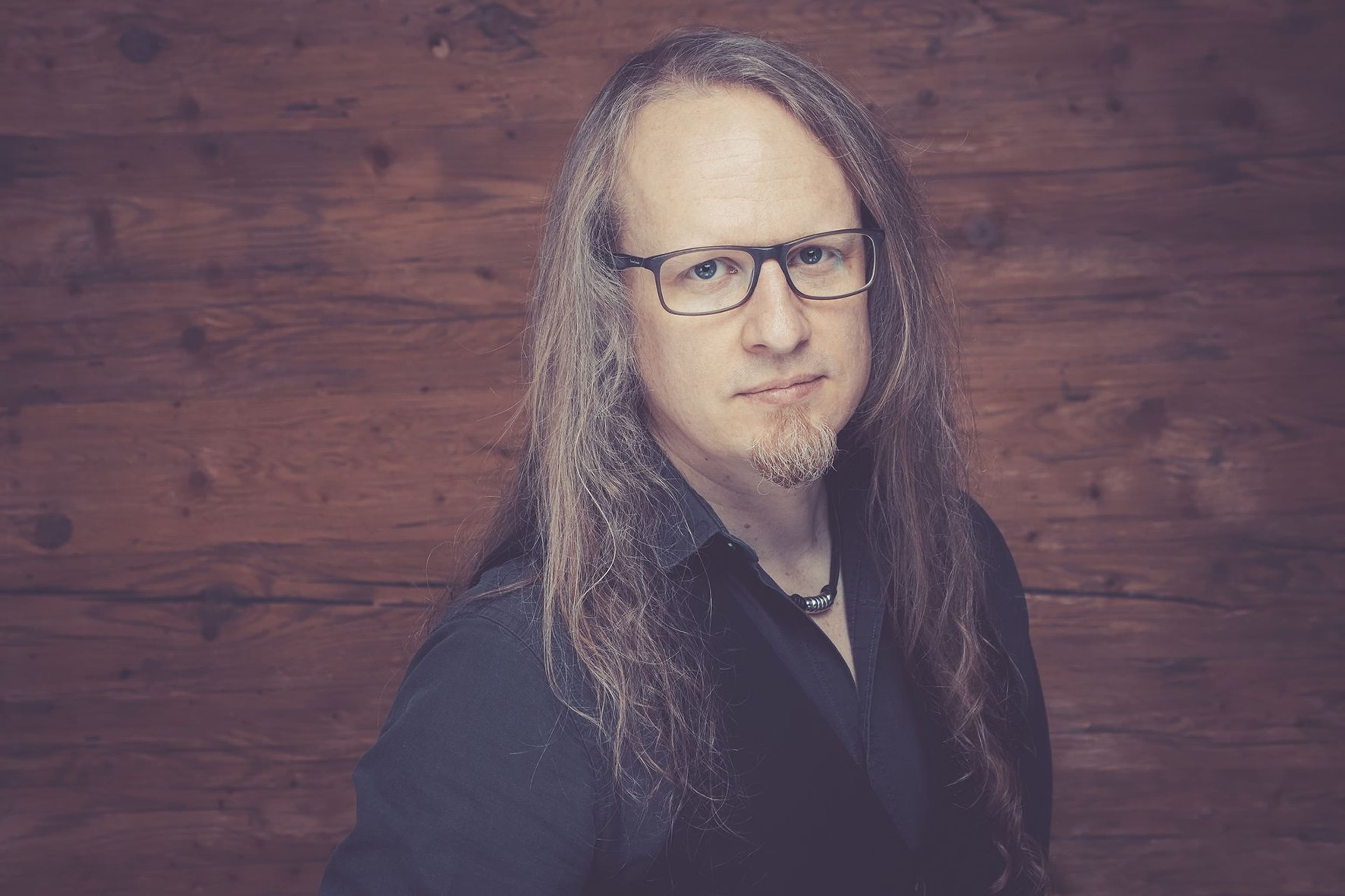 Musikjournalist Christof Leim berichtet von Anekdoten aus 100 Jahren Rock’n’Roll.