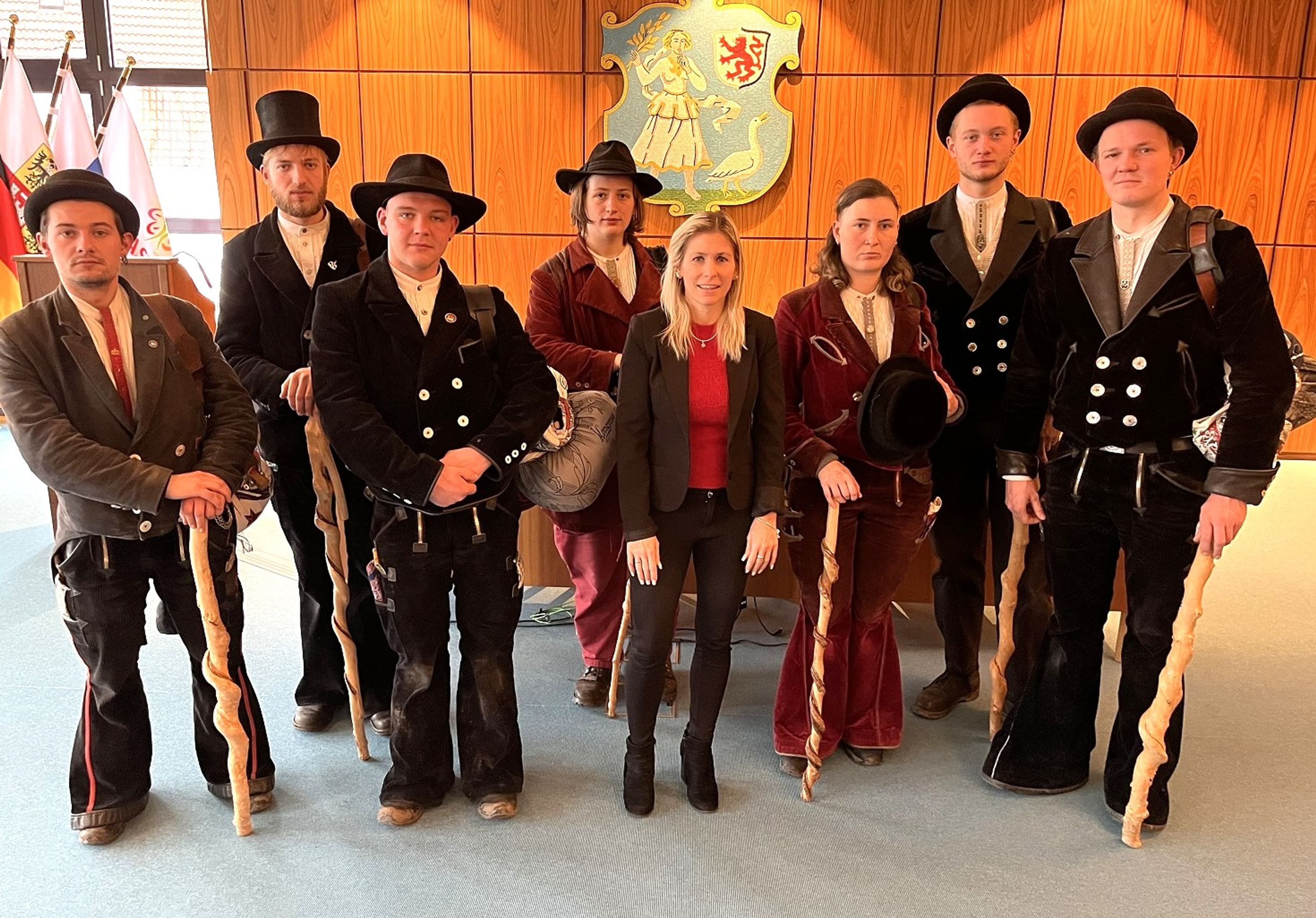 Sieben Wandersleute werden von Bürgermeisterin Sonja Wienecke im Rathaus empfangen. Sieben Wandersleute werden von Bürgermeisterin Sonja Wienecke im Rathaus empfangen.