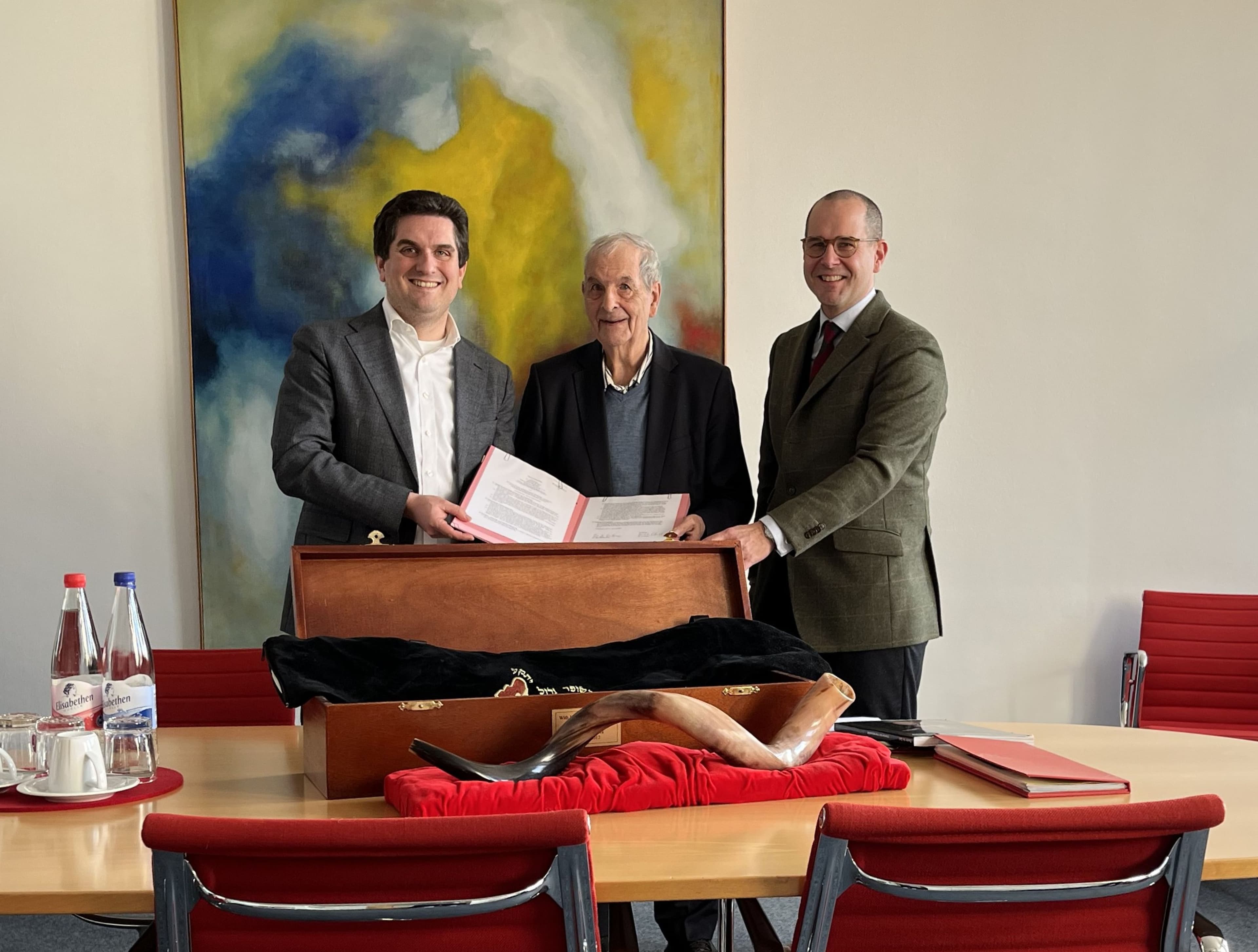 Dr. Manfred Beilharz übergibt seinen künstlerischen Vorlass an das Stadtarchiv Wiesbaden. Dr. Manfred Beilharz übergibt seinen künstlerischen Vorlass an das Stadtarchiv Wiesbaden.