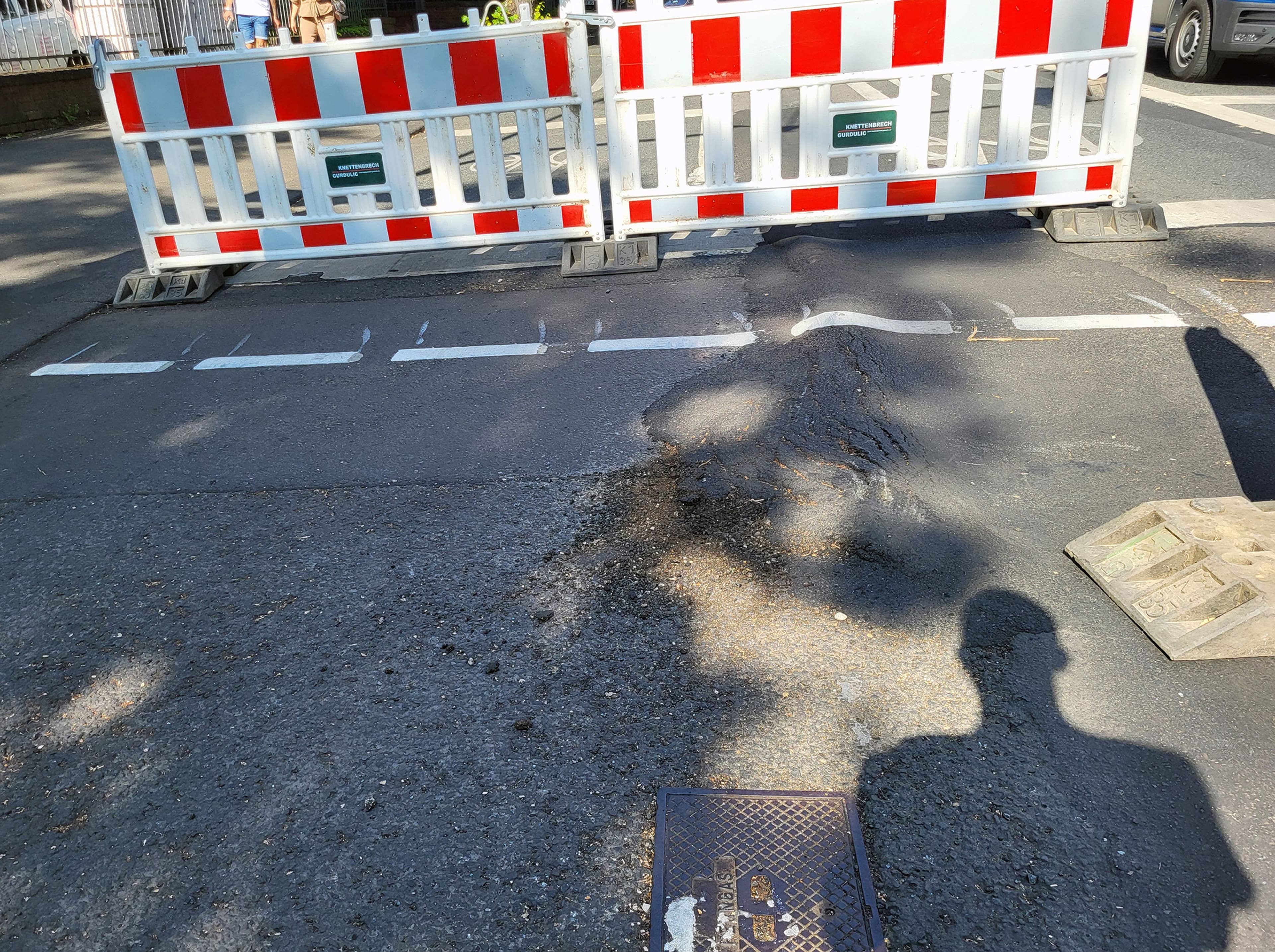 Hitze knickt Wiesbadener Straße stark ein | Symbolbild