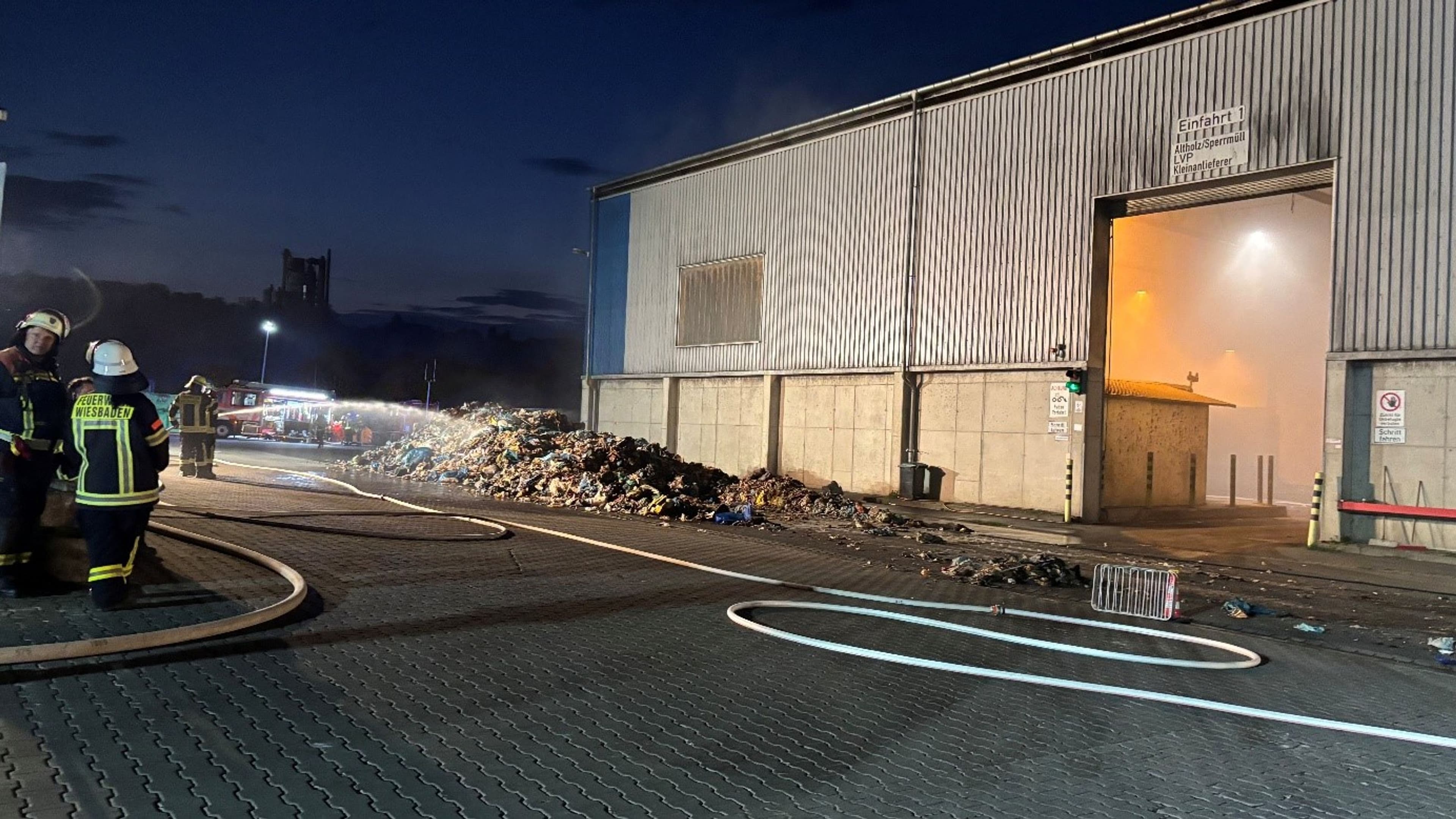 Brand auf Wiesbadener Deponie – Drei Abfallboxen in Flammen | Symbolbild