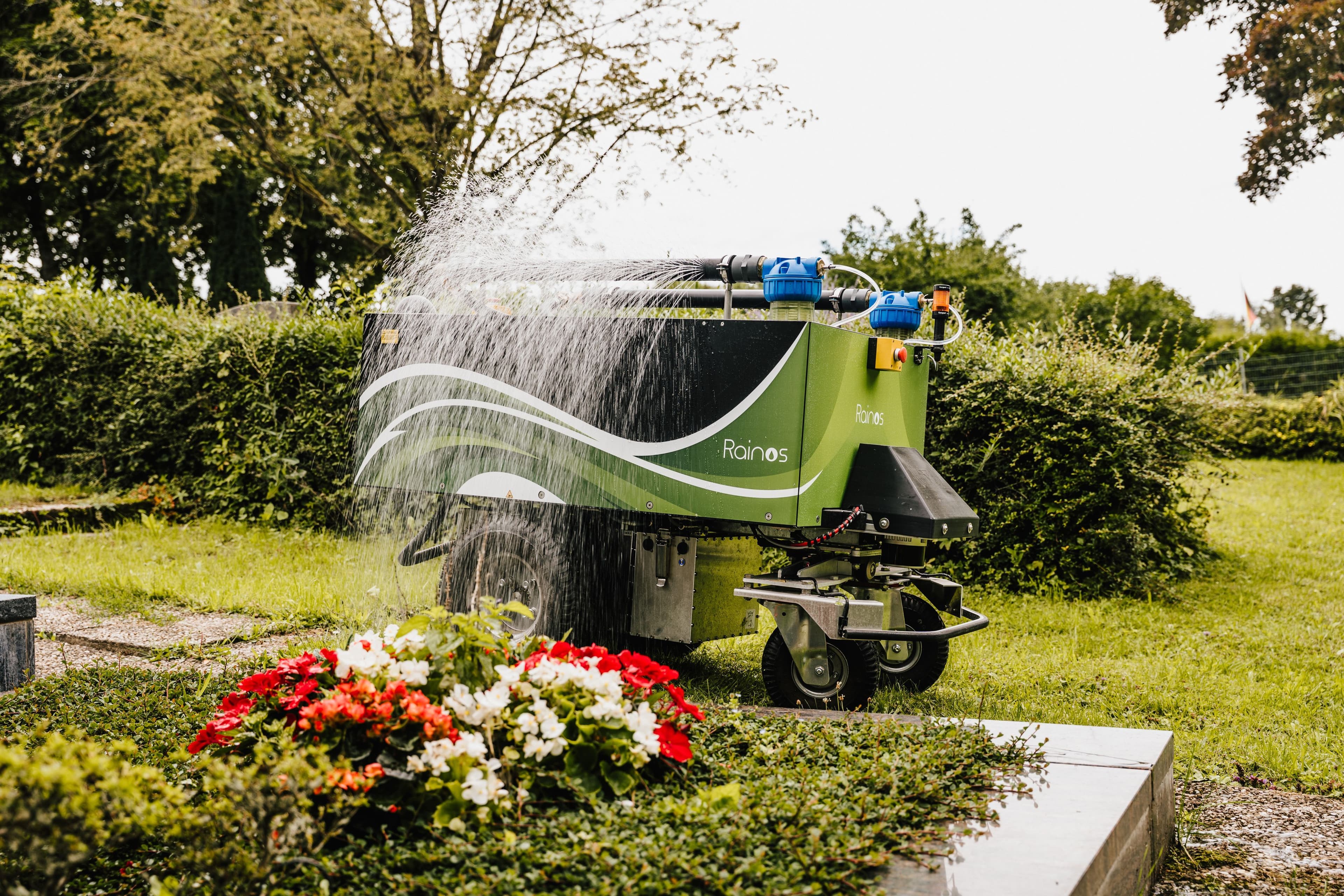 Roboter übernimmt Bewässerung auf Crailsheimer Friedhof | Symbolbild