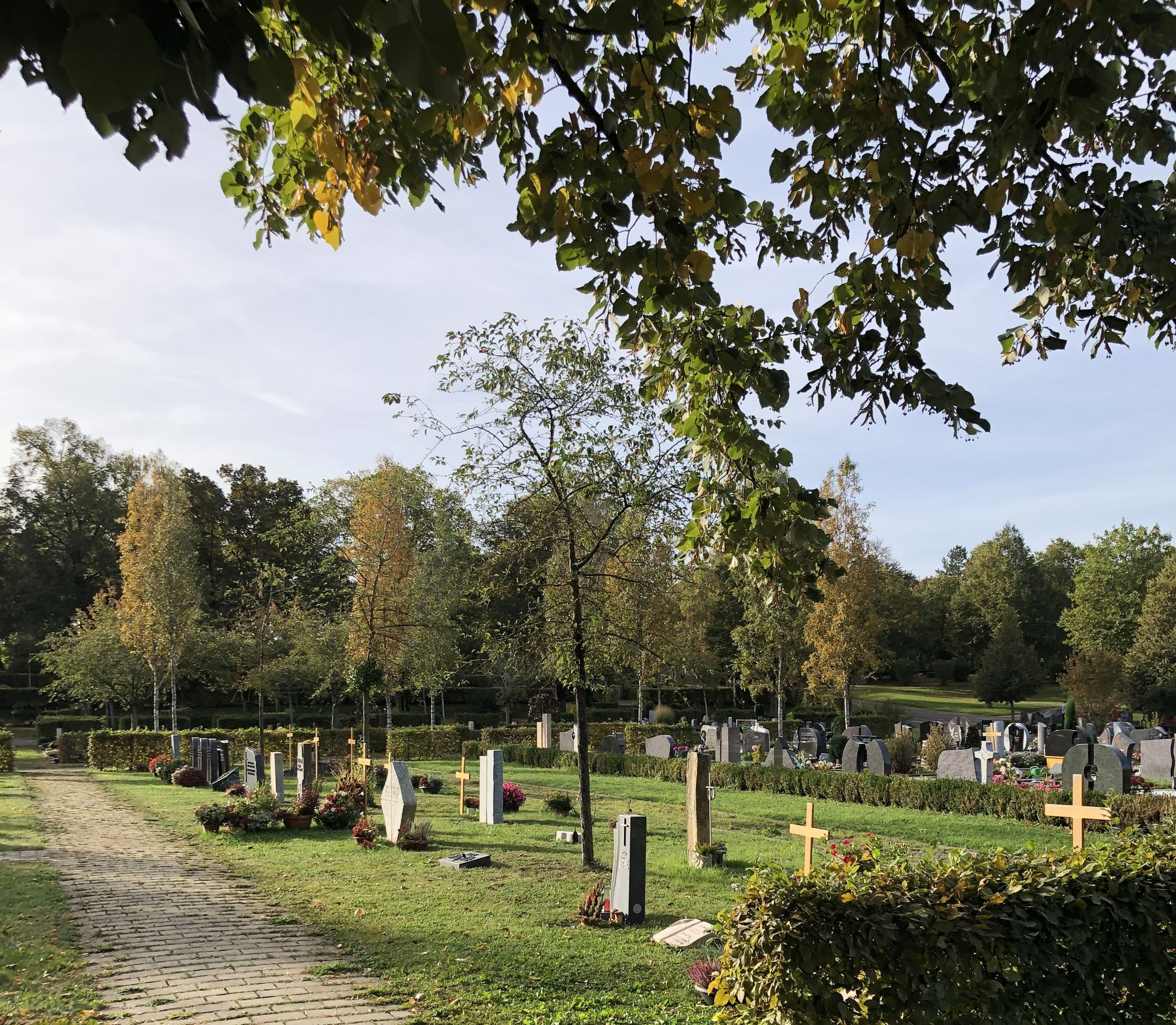 Stadtverwaltung Crailsheim informiert über Bestattungsformen und Umfrage zu Friedhöfen.
