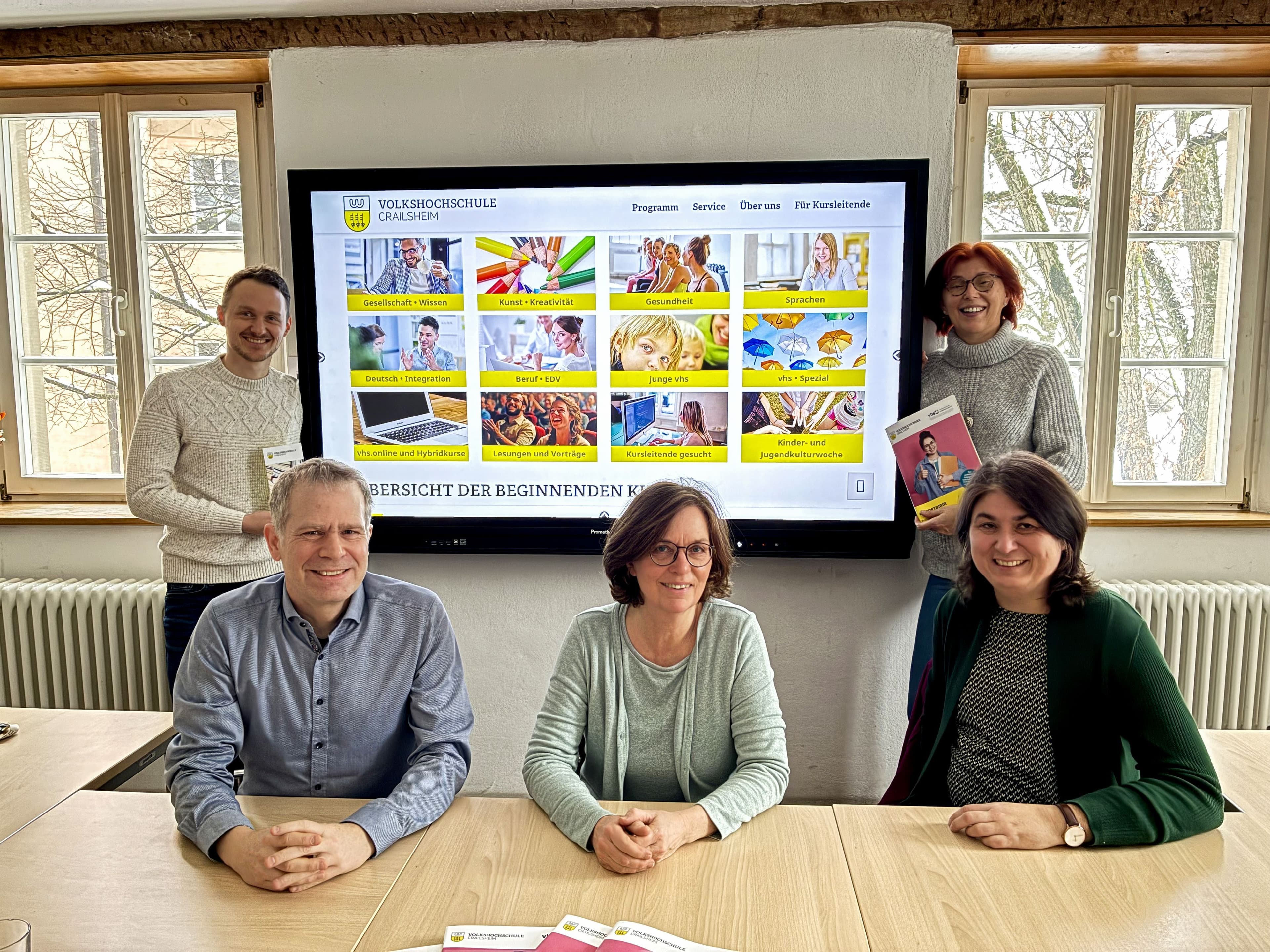 PrĂ€sentation des neuen VHS-Programms fĂŒr FrĂŒhjahr und Sommer durch das Leitungsteam. PrĂ€sentation des neuen VHS-Programms fĂŒr FrĂŒhjahr und Sommer durch das Leitungsteam.