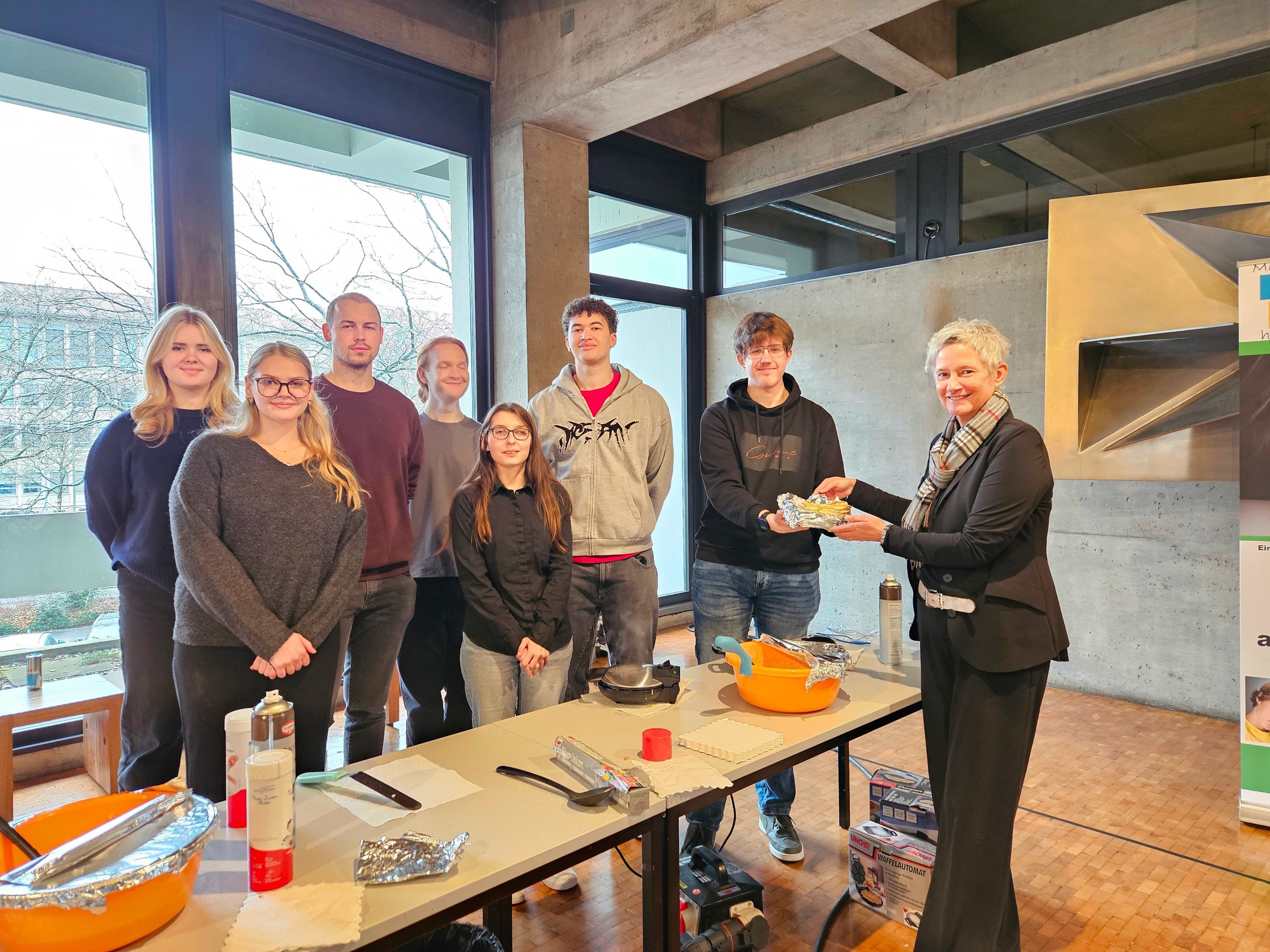 Auszubildende backen Waffeln für den guten Zweck | Symbolbild
