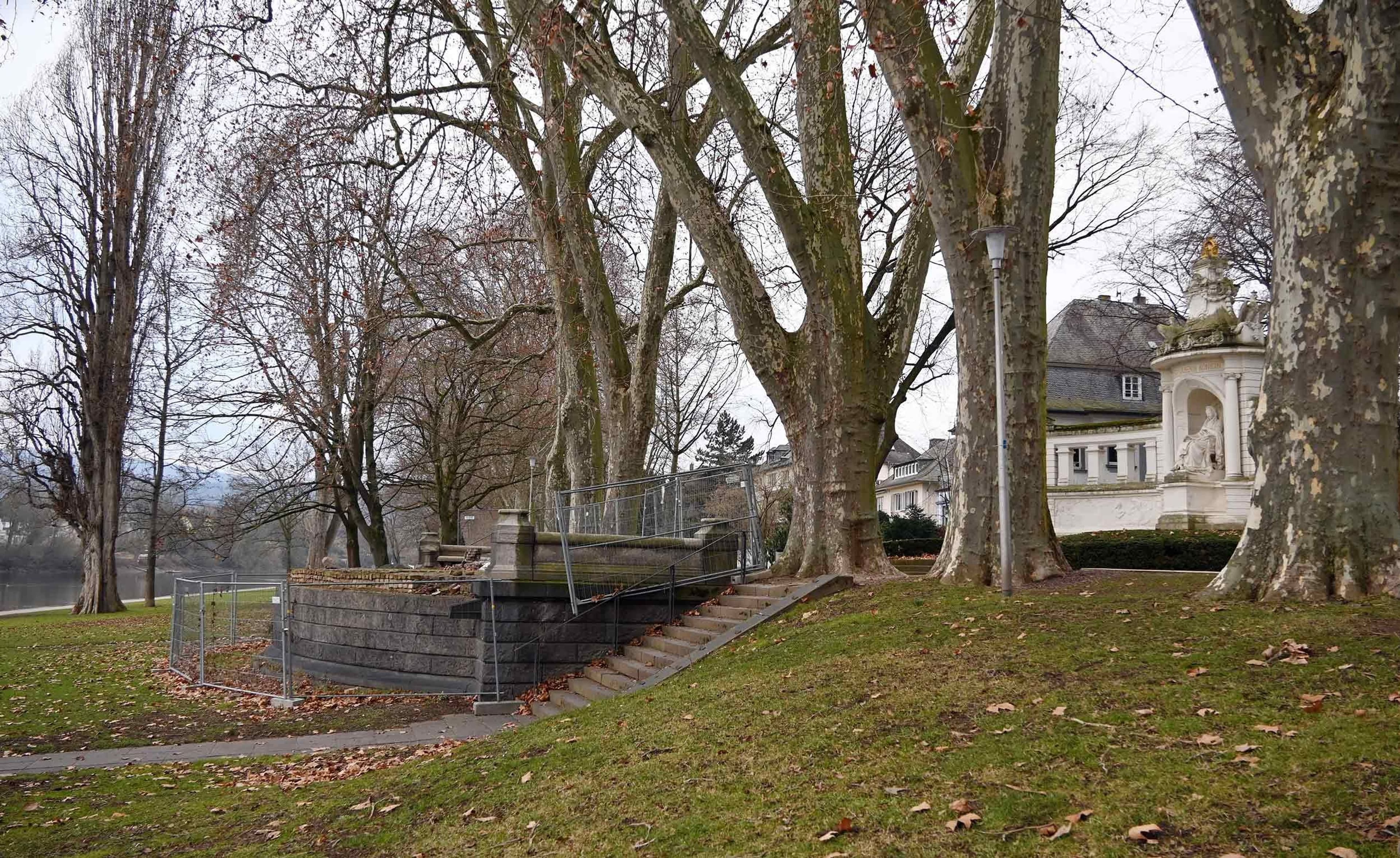 Arbeiten am Balkon des Kaiserin-Augusta-Denkmals werden fortgesetzt, Restaurierung startet im Mai. Arbeiten am Balkon des Kaiserin-Augusta-Denkmals werden fortgesetzt, Restaurierung startet im Mai.