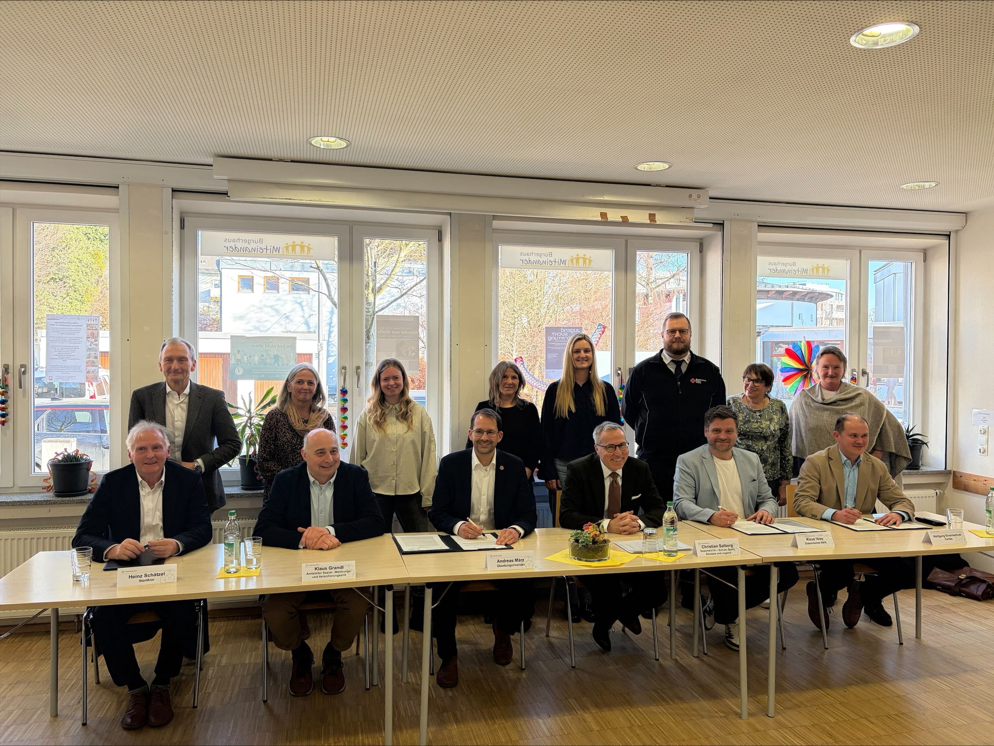 Unterzeichnung des Grundlagenvertrags zur Sozialraumorientierten Hilfe im Alter in Rosenheim.