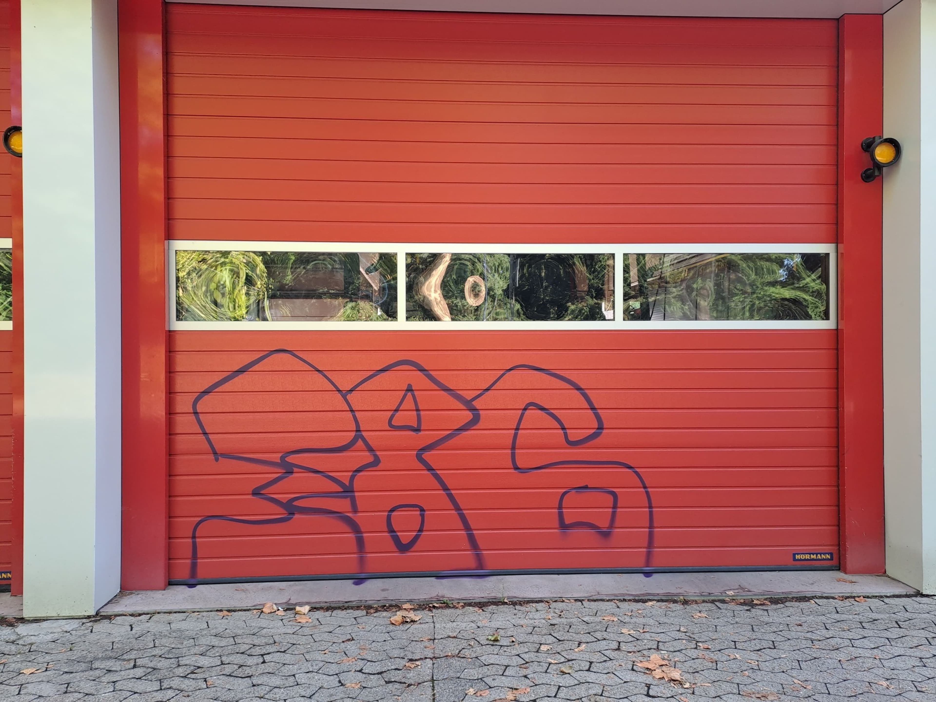 Feuerwehrgerätehaus in St. Ingbert von Graffiti beschädigt | Symbolbild