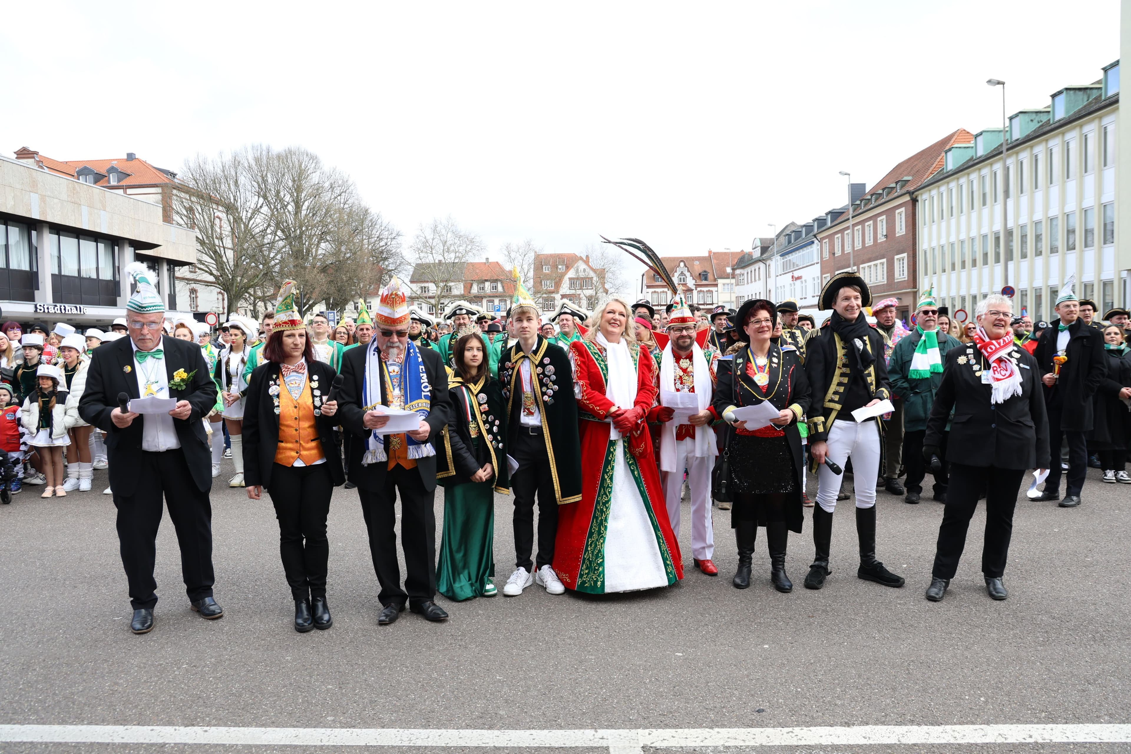 Die närrischen Angreifer beim Schlagabtausch mit dem Verwaltungschef beim Rathaussturm 2025. Die närrischen Angreifer beim Schlagabtausch mit dem Verwaltungschef beim Rathaussturm 2025.