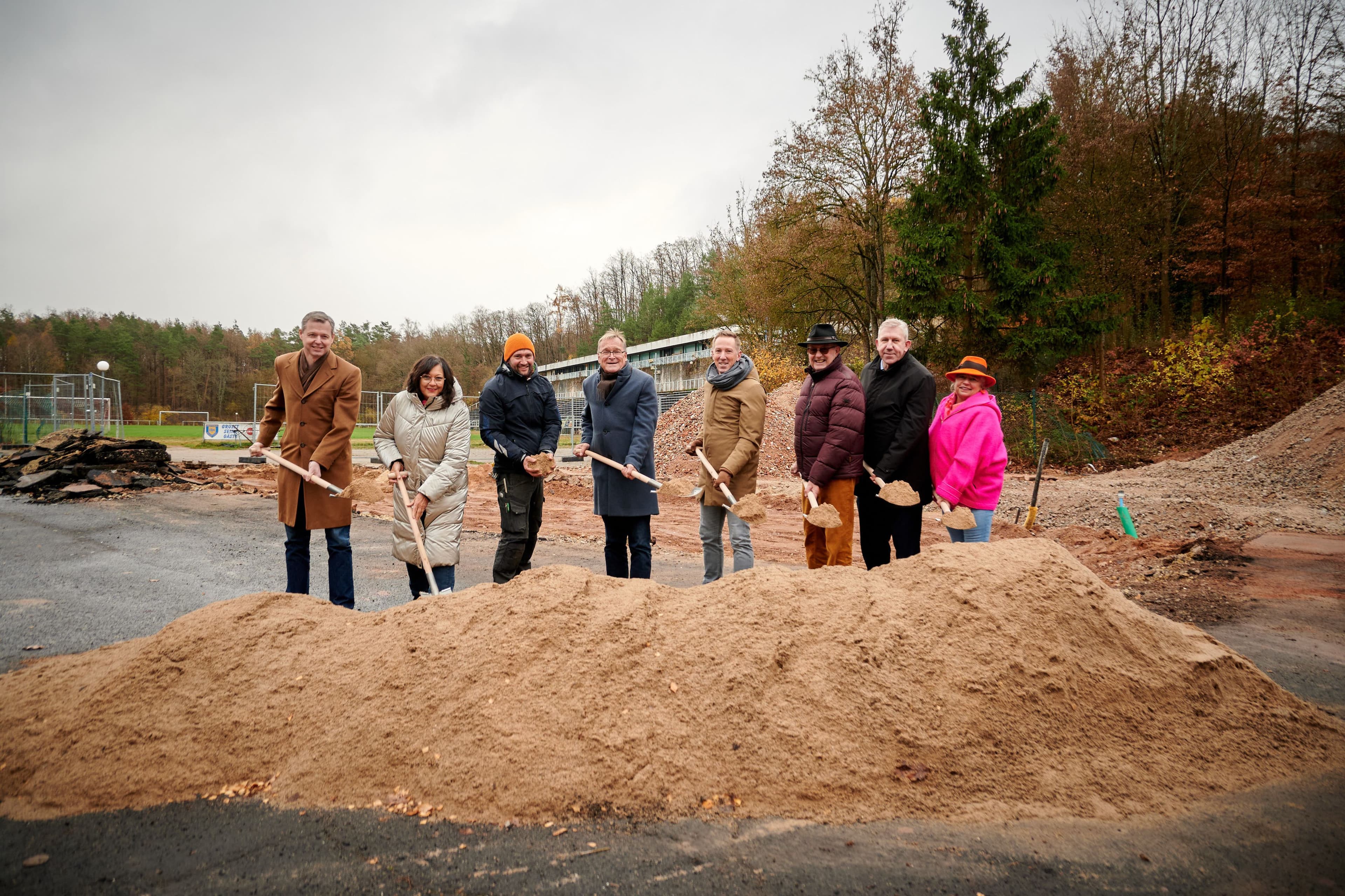Bundestagsabgeordnete übergeben Förderbescheid an Finanzreferent Felix und OB Starke beim Spatenstich.