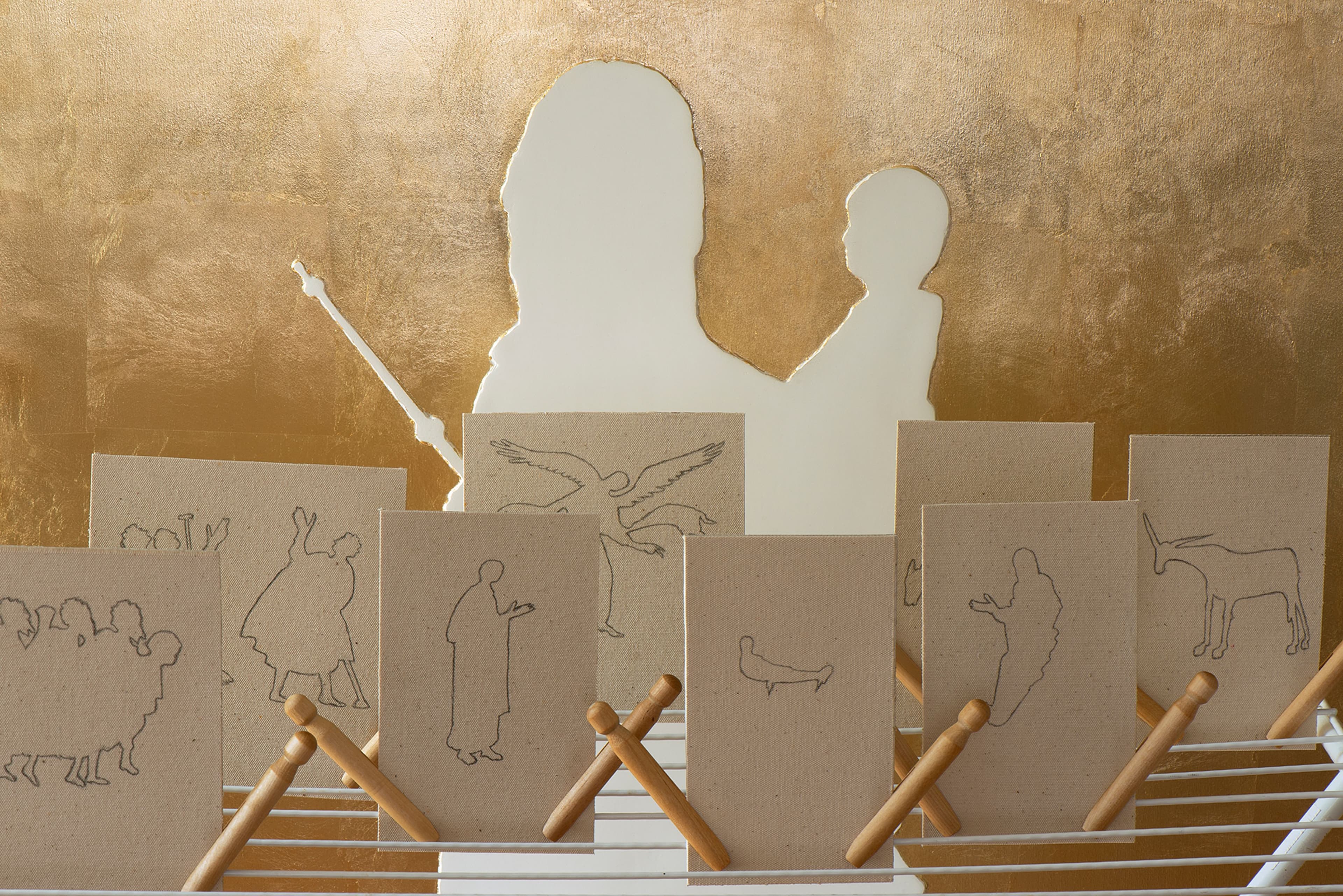 Detail der Ausstellung „Frisch gewaschen in Zeitenwende. Eine Weihnachtskrippe auf dem Wäscheständer“. Detail der Ausstellung „Frisch gewaschen in Zeitenwende. Eine Weihnachtskrippe auf dem Wäscheständer“.