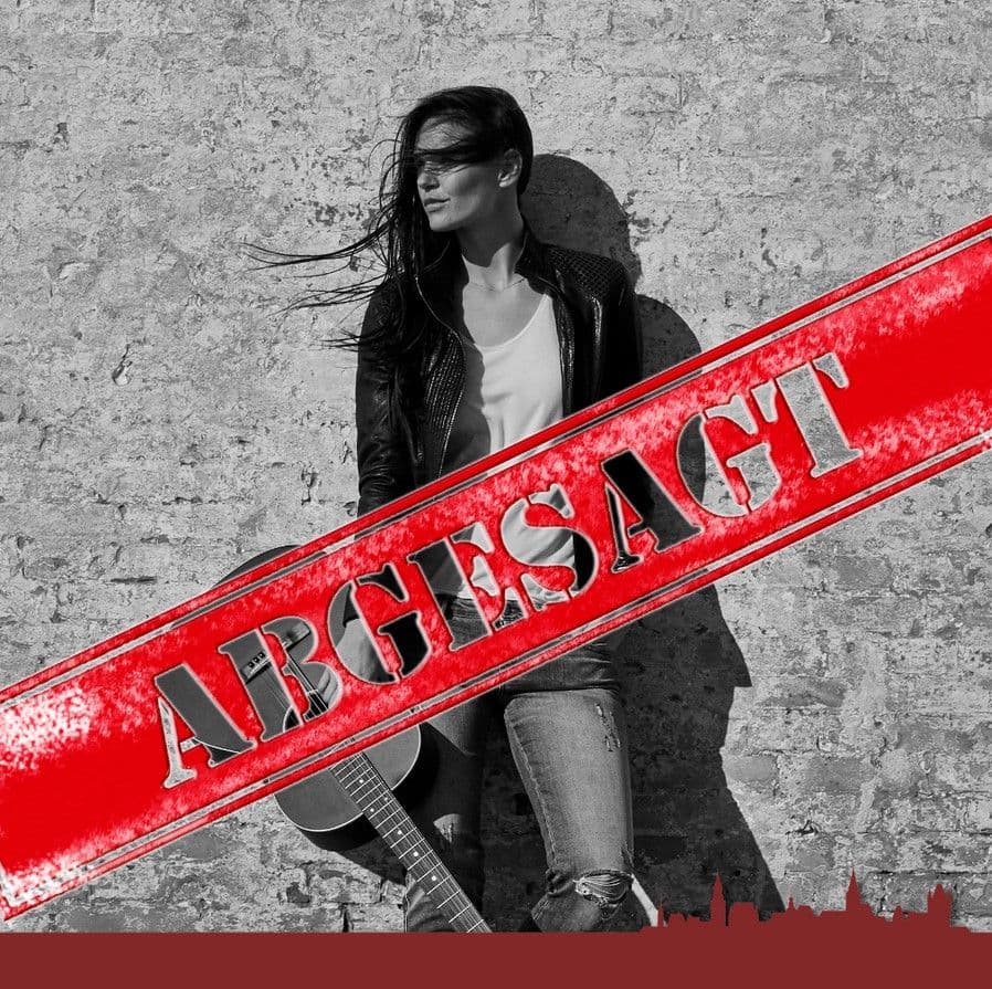 Teilnehmer des Bootsführerschein-Kombikurses der Volkshochschule Monheim lernen, wie man sich in einer Schleuse richtig verhält. Teilnehmer des Bootsführerschein-Kombikurses der Volkshochschule Monheim lernen, wie man sich in einer Schleuse richtig verhält.