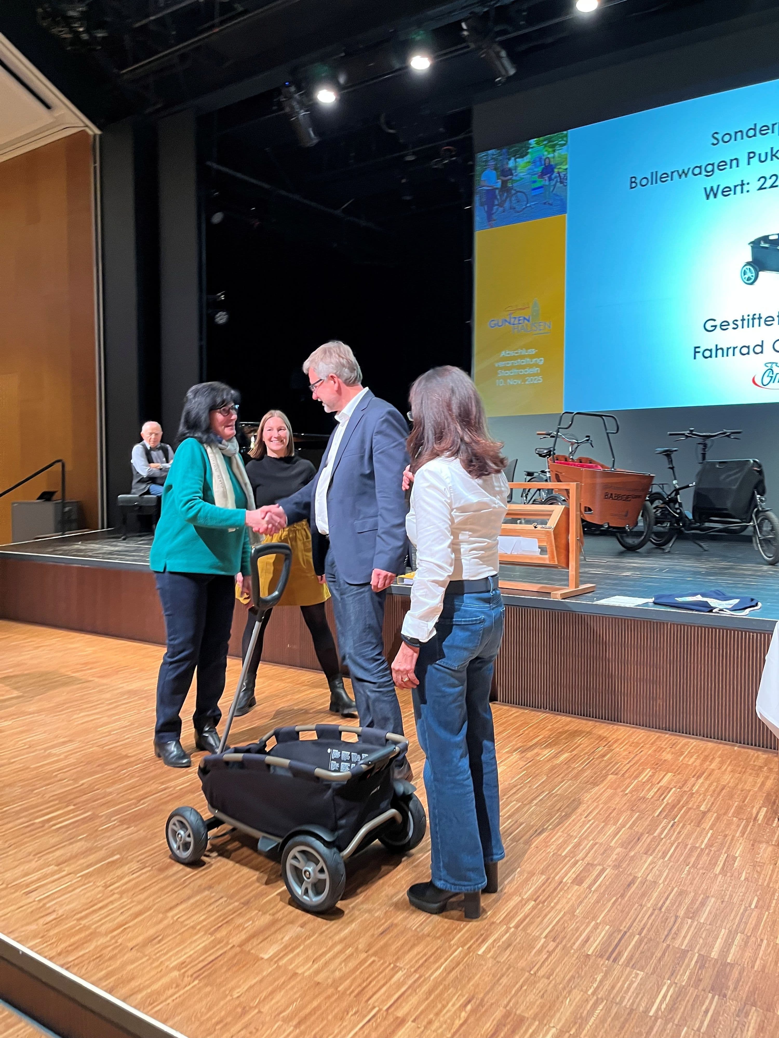 Erster Bürgermeister Karl-Heinz Fitz überreicht Walburga Pfahler den Sonderpreis beim STADTRADELN-Abschluss.