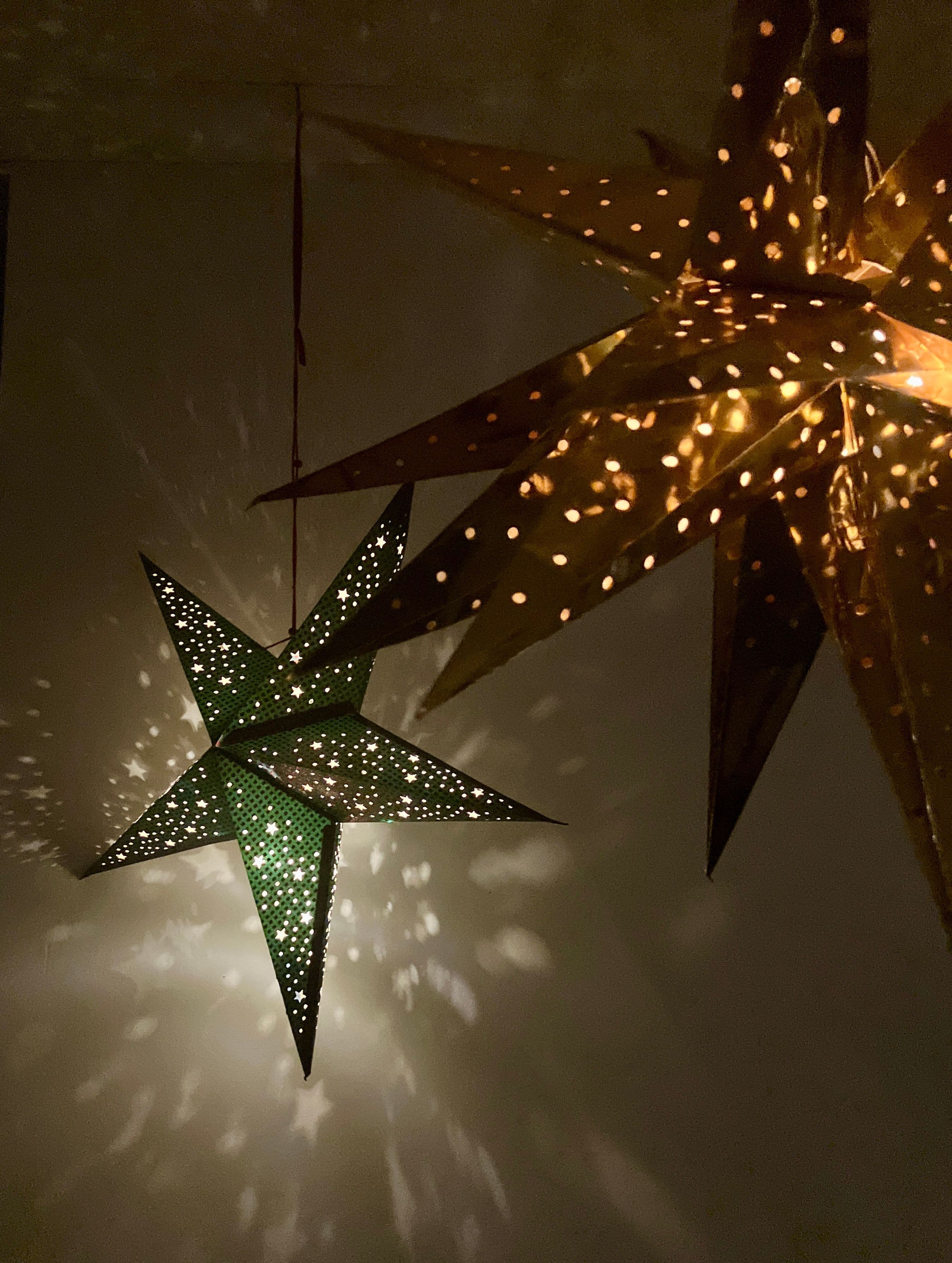 Das Gemeinschaftsprojekt Adventsfenster in Rodenbeck bringt Nachbarn in der Adventszeit zusammen.