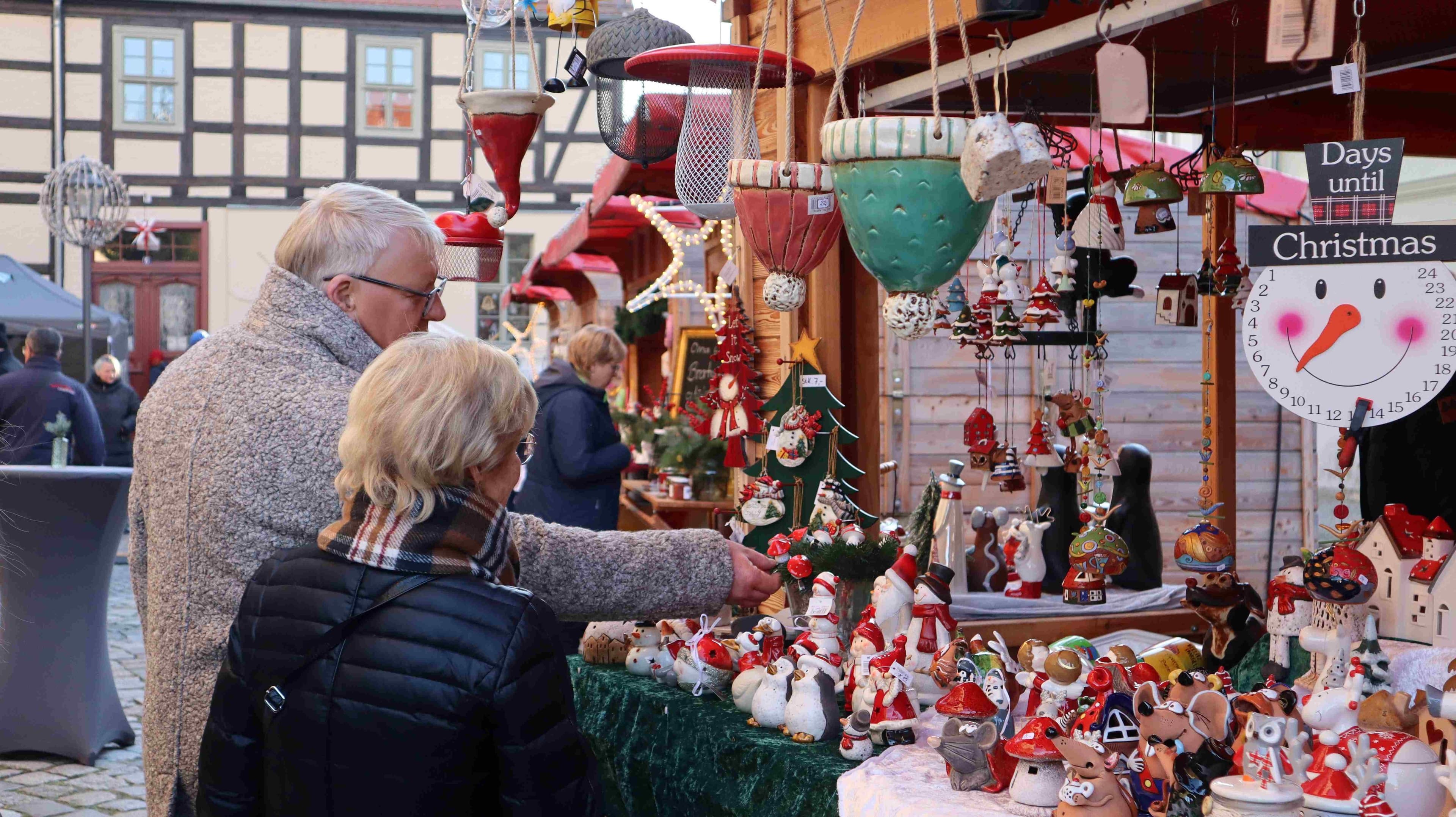 Veranstaltungsplakat und Fotos vom Adventsmarkt Beelitz 2024, geschmückter Platz, Besucherinnen und Besucher in weihnachtlicher Stimmung.