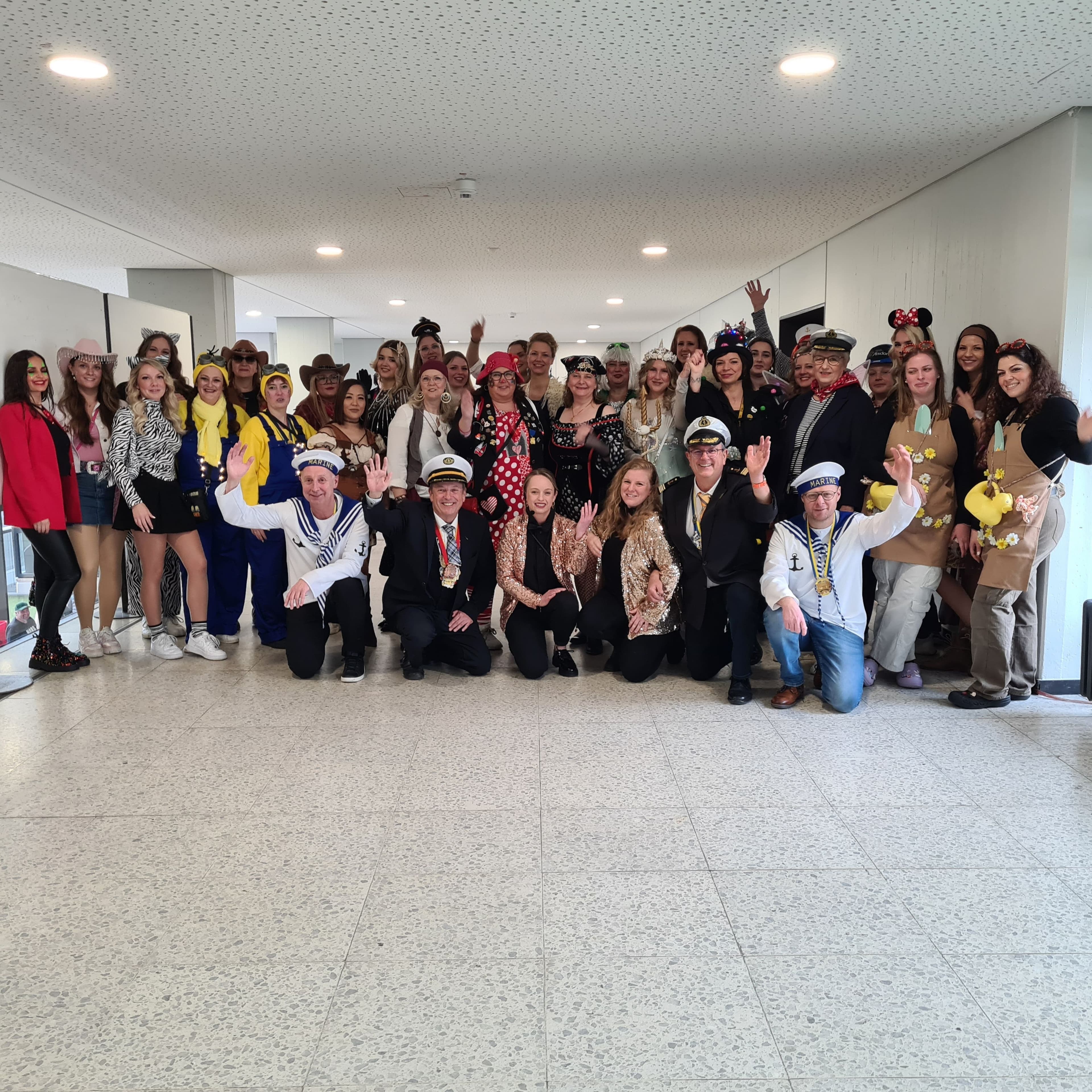 Karnevalistische Feier mit den Rathausdamen zu Fettdonnerstag vor dem Alsdorfer Rathaus.