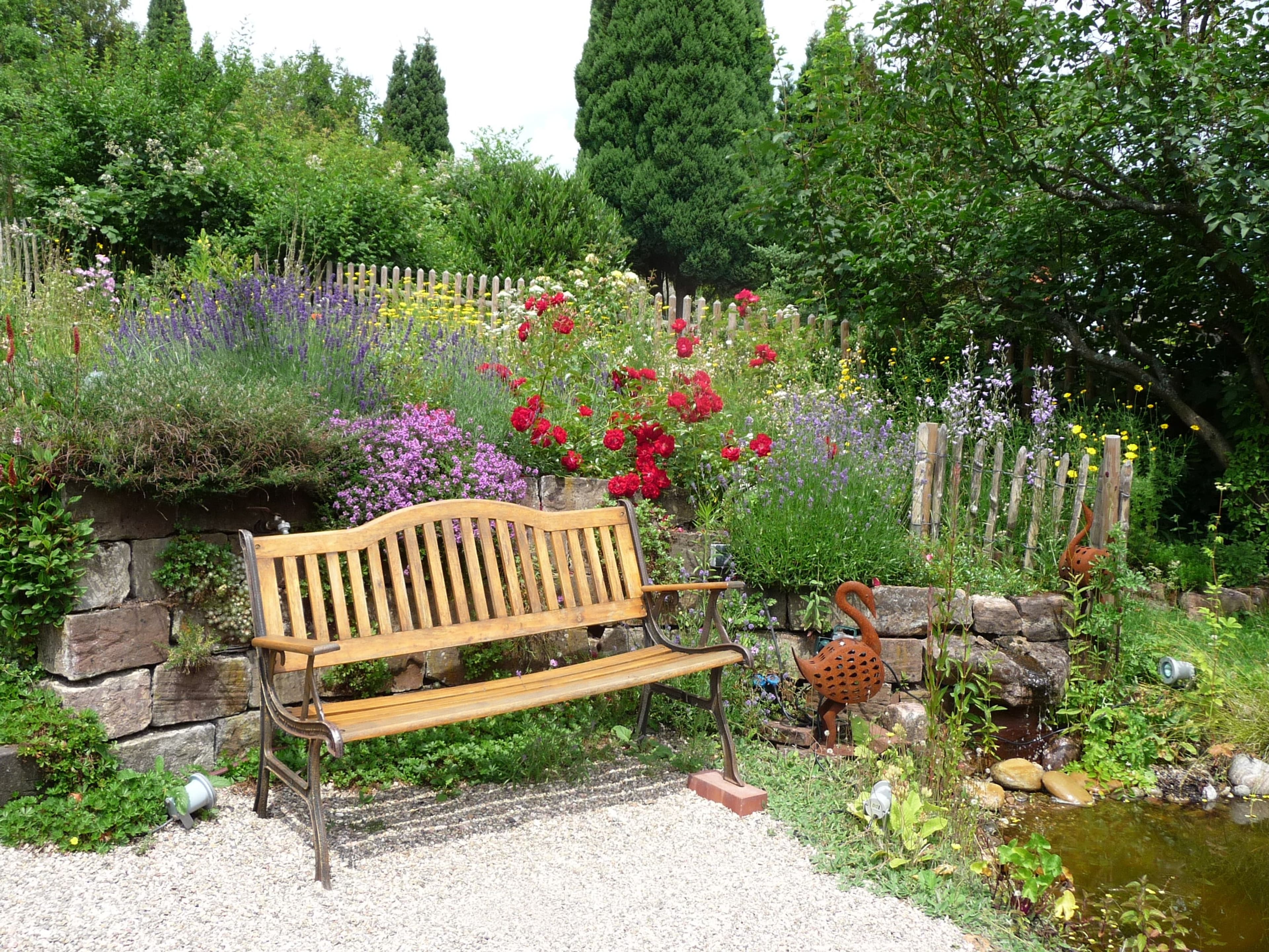 Verwunschene Naturgärten sind Wohlfühlorte für die Seele. Verwunschene Naturgärten sind Wohlfühlorte für die Seele.
