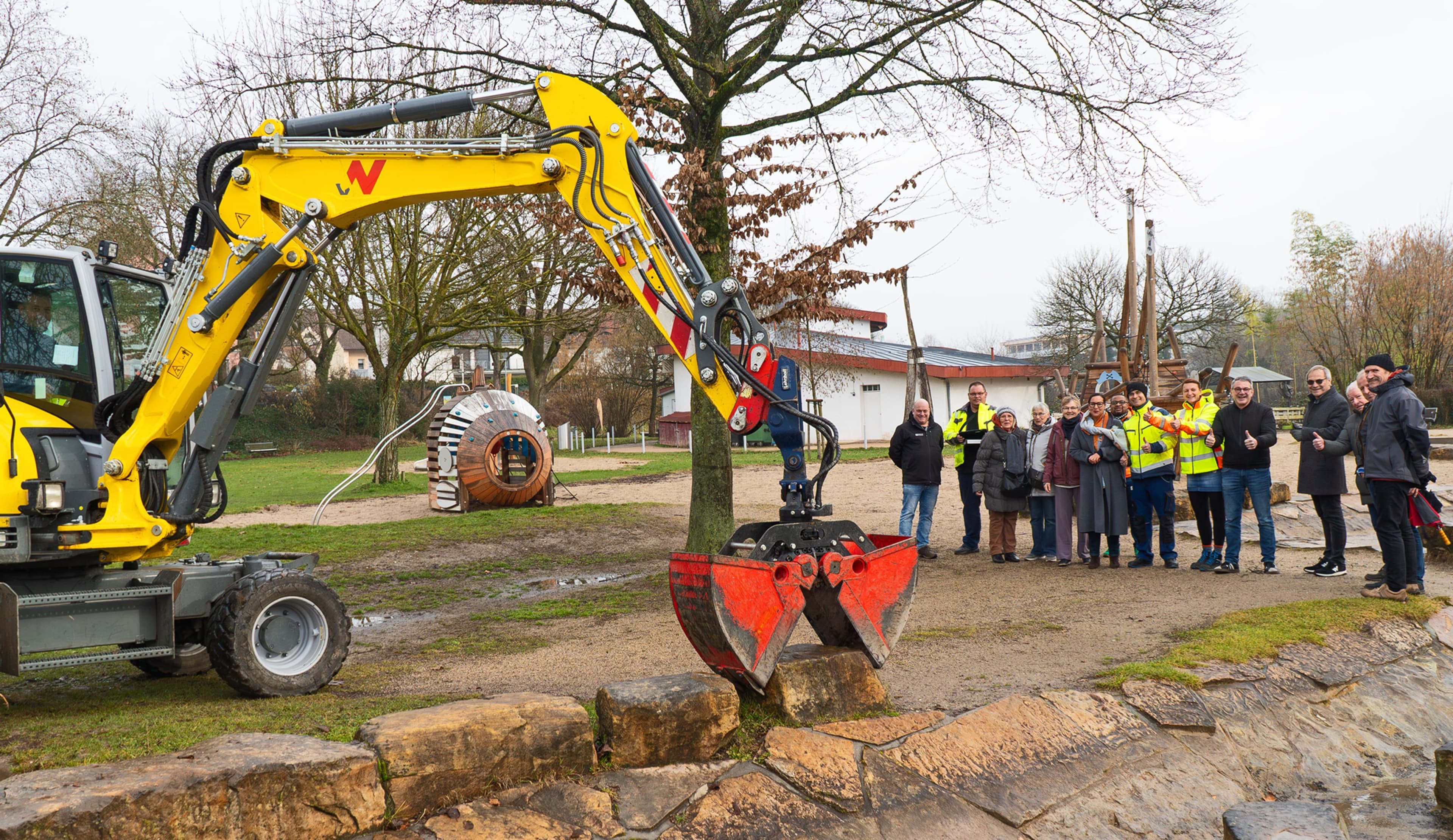 Die Sanierung des Wasserbands auf dem beliebtesten Spielplatz von Kehl hat begonnen. Die Sanierung des Wasserbands auf dem beliebtesten Spielplatz von Kehl hat begonnen.