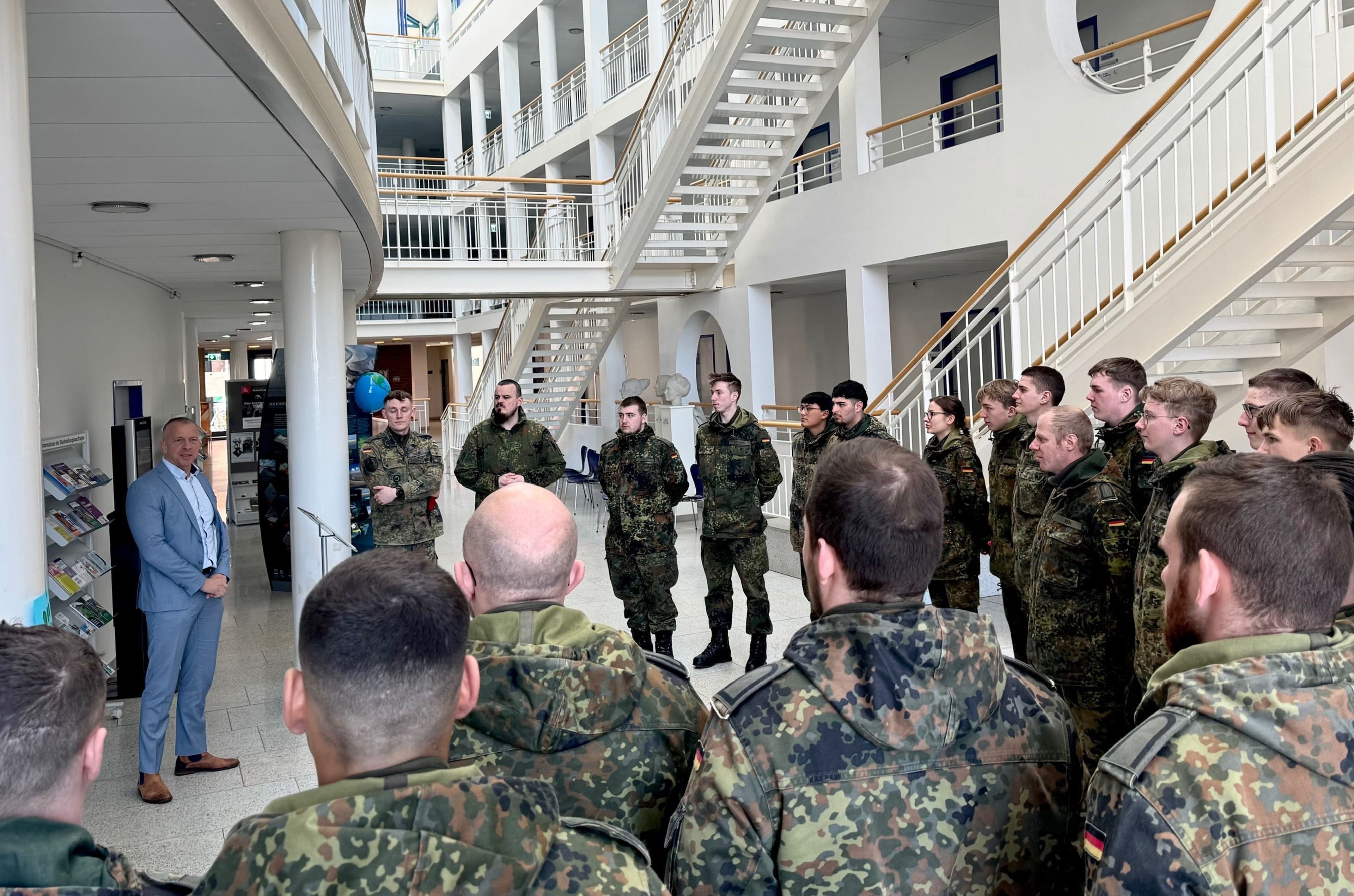Willkommen in Husum: Neue Rekruten im Rathaus empfangen | Symbolbild