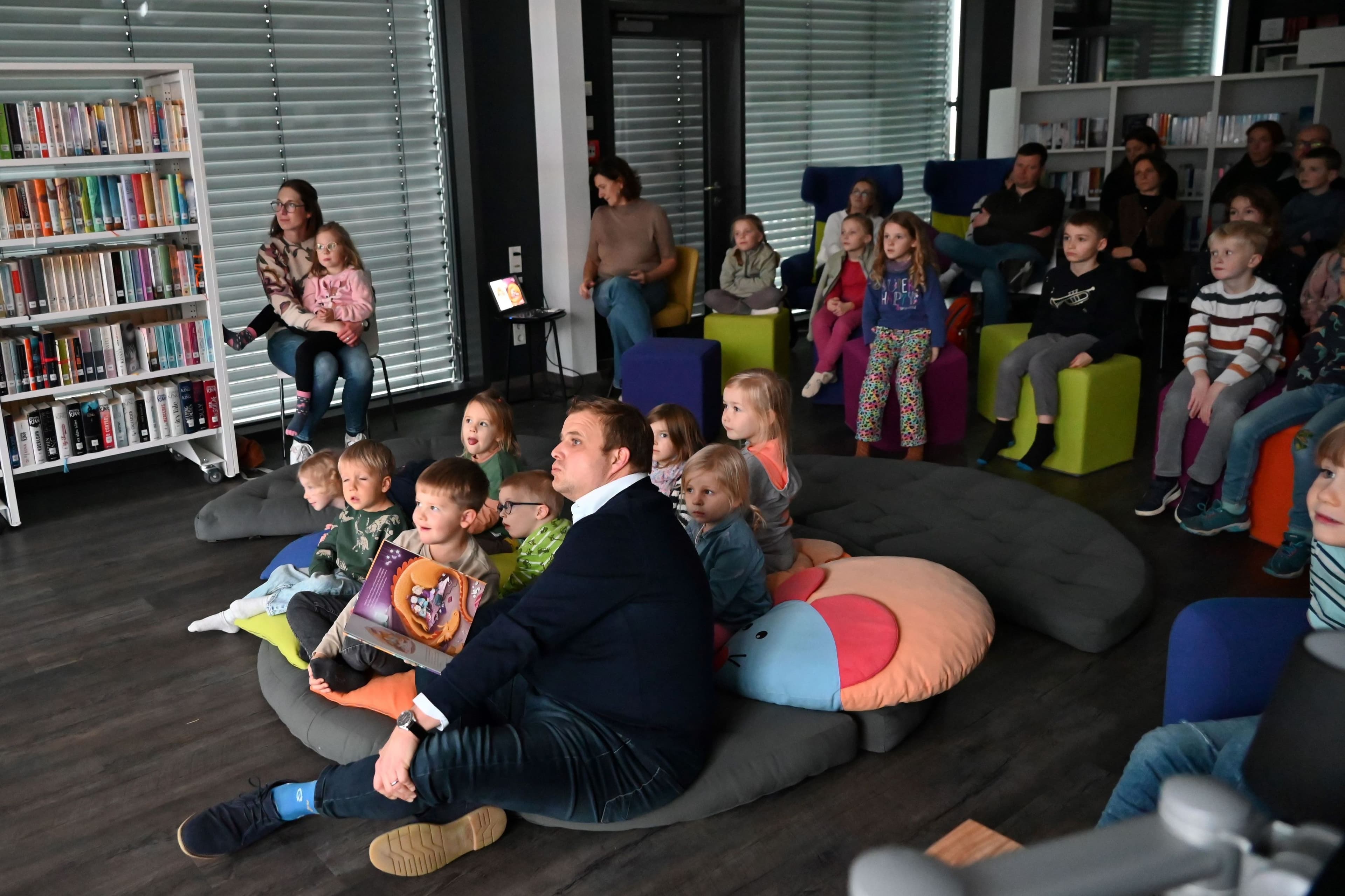 Bilderbuchkino begeistert Kinder in der Stadtbibliothek | Symbolbild