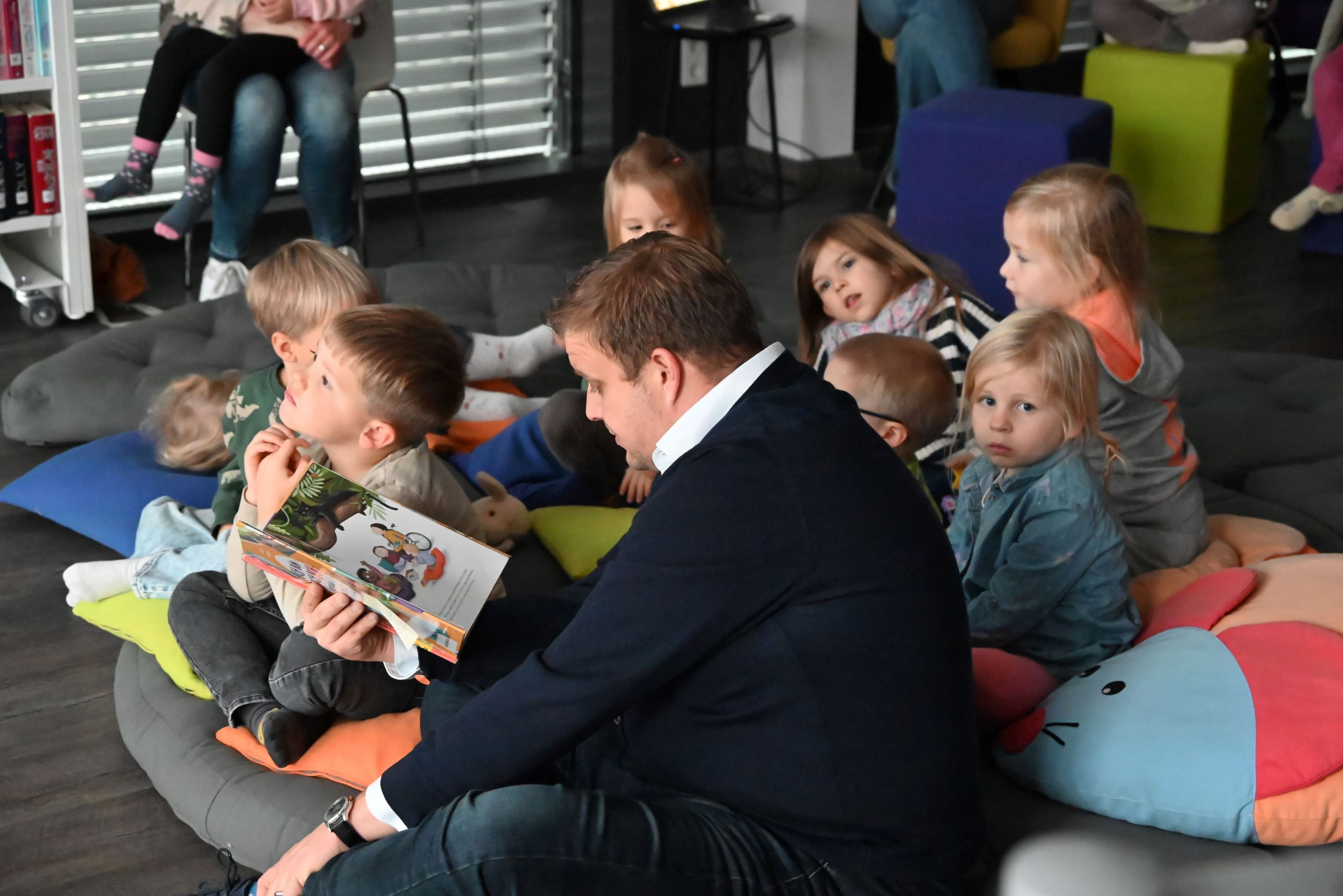 Bilderbuchkino begeistert Kinder in der Stadtbibliothek | Symbolbild