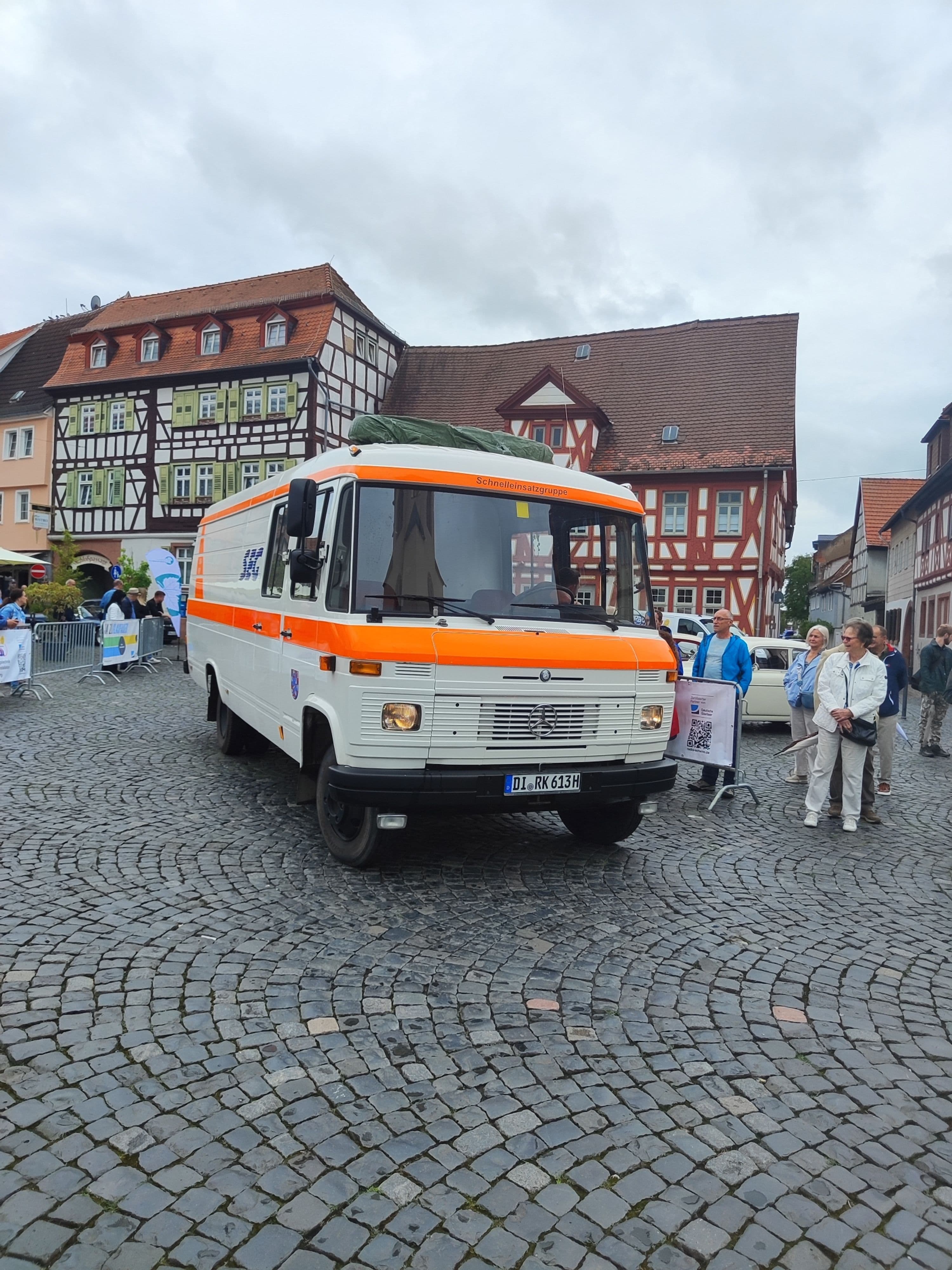 Oldtimer-Parade 2025 begeistert trotz Regen | Symbolbild