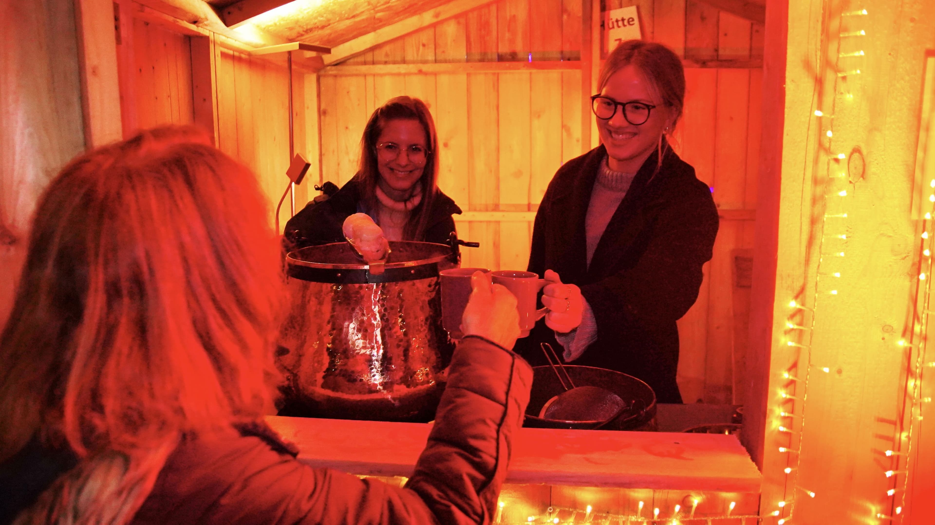 Weihnachtsmarkt in Haiger begeistert mit Eisbahn und Livemusik | Symbolbild