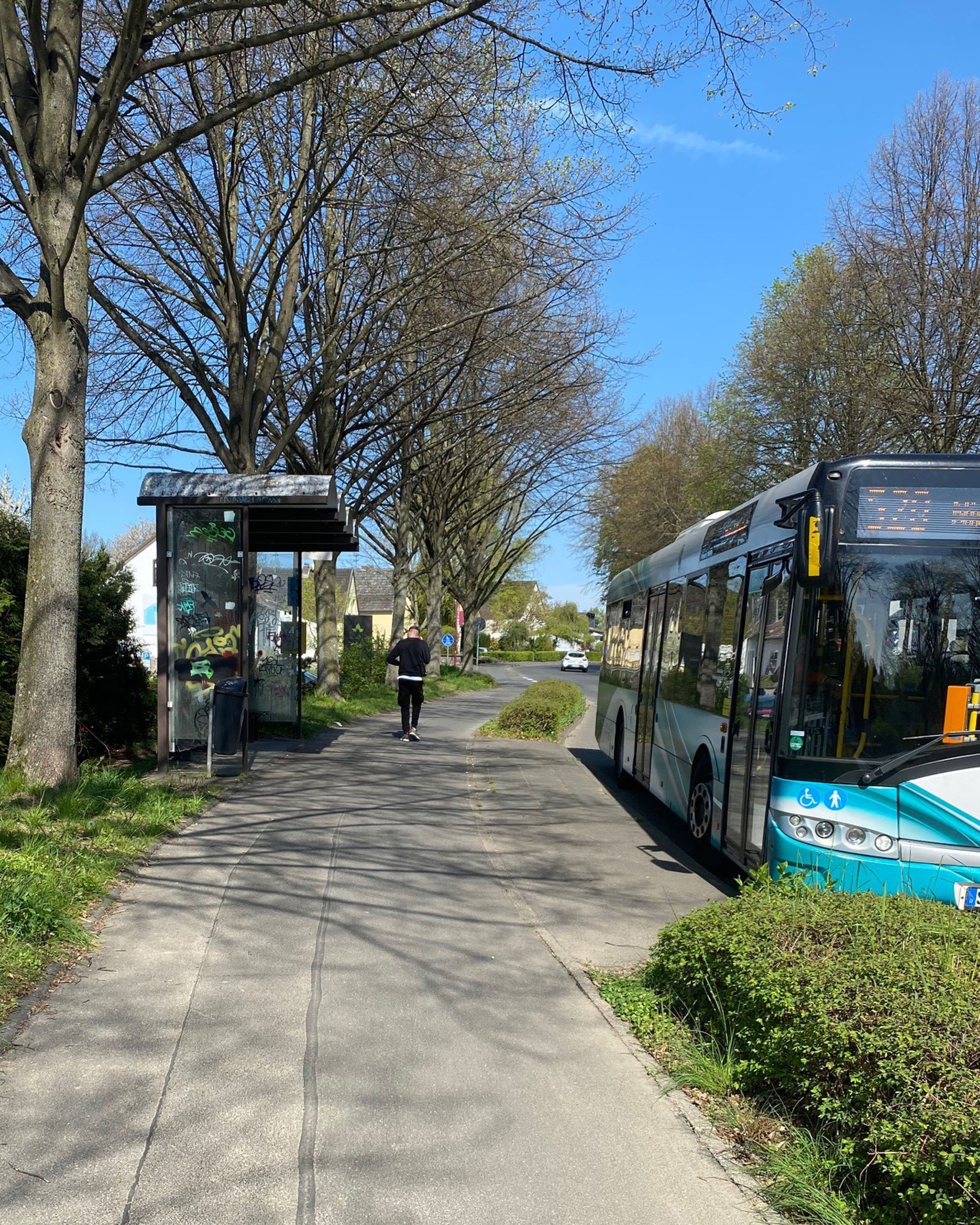 Die Bushaltestelle „Oberpleis Freizeitzentrum“ wird barrierefrei umgebaut. Die Bushaltestelle „Oberpleis Freizeitzentrum“ wird barrierefrei umgebaut.