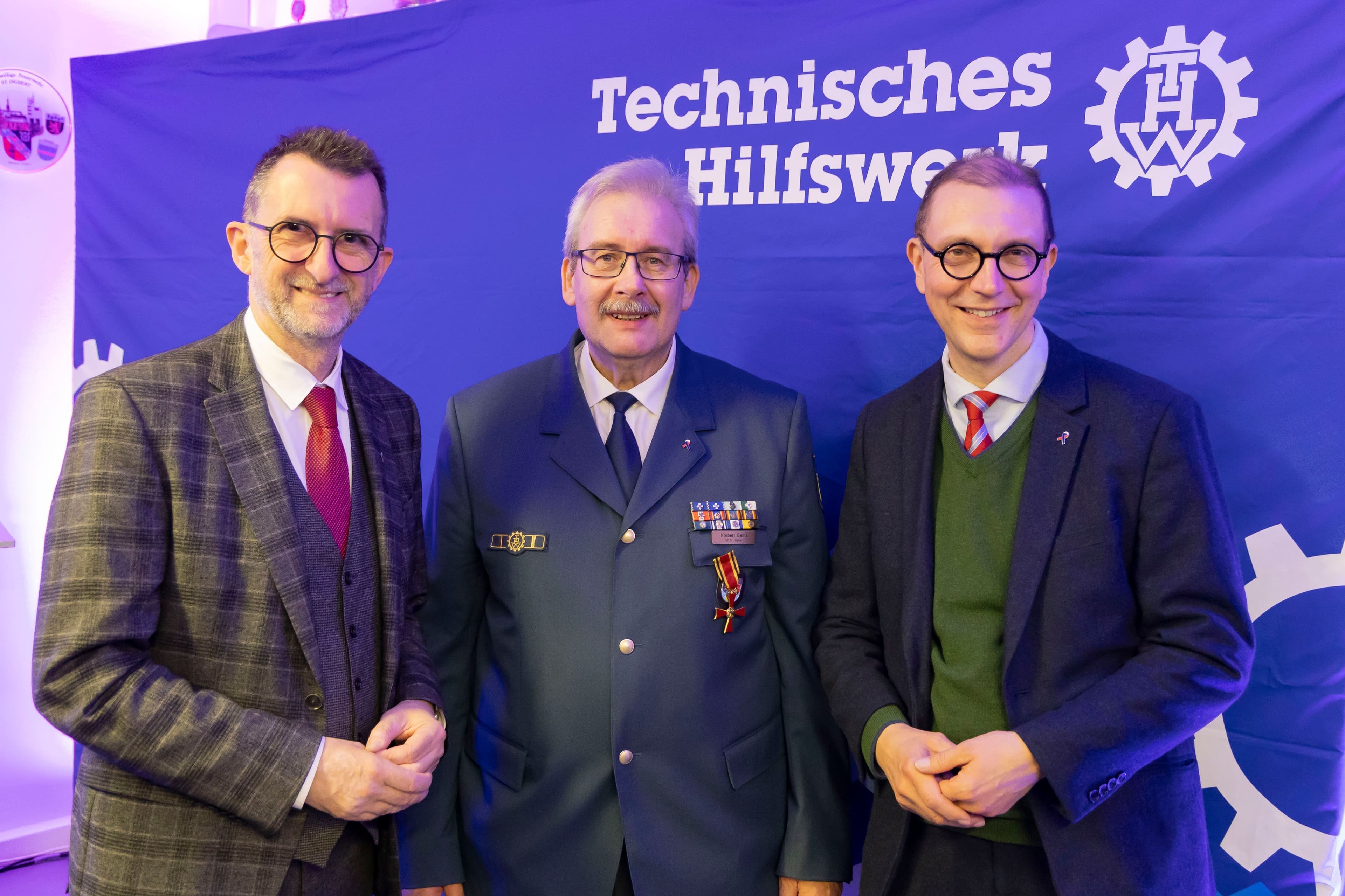 Innenminister Reinhold Jost übergibt das Bundesverdienstkreuz an Norbert Bentz im Beisein von St. Ingberts Oberbürgermeister.