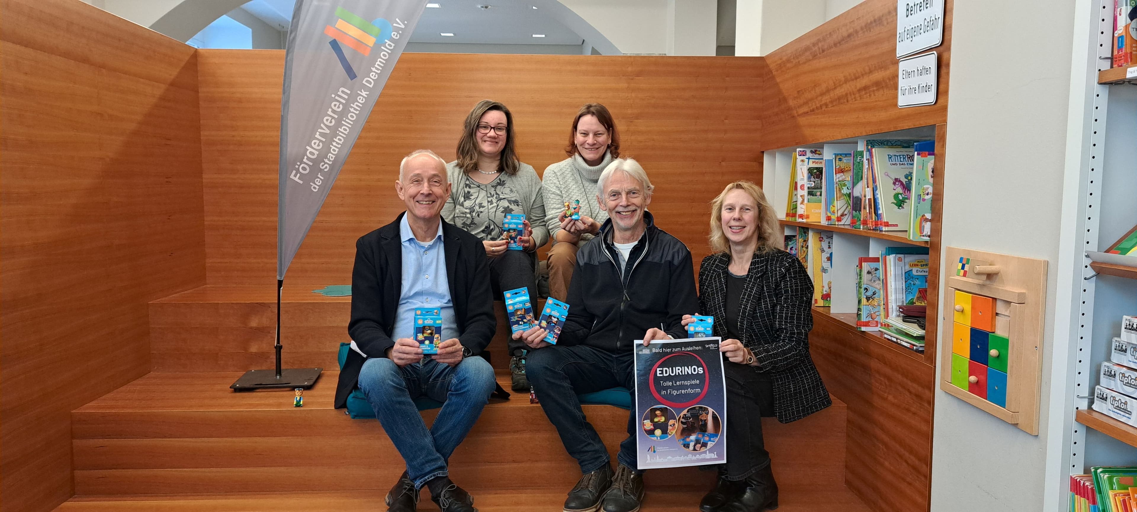 Vorstand des Fördervereins und Bibliotheksleitung präsentieren Edurino-Lernspielfiguren. Vorstand des Fördervereins und Bibliotheksleitung präsentieren Edurino-Lernspielfiguren.