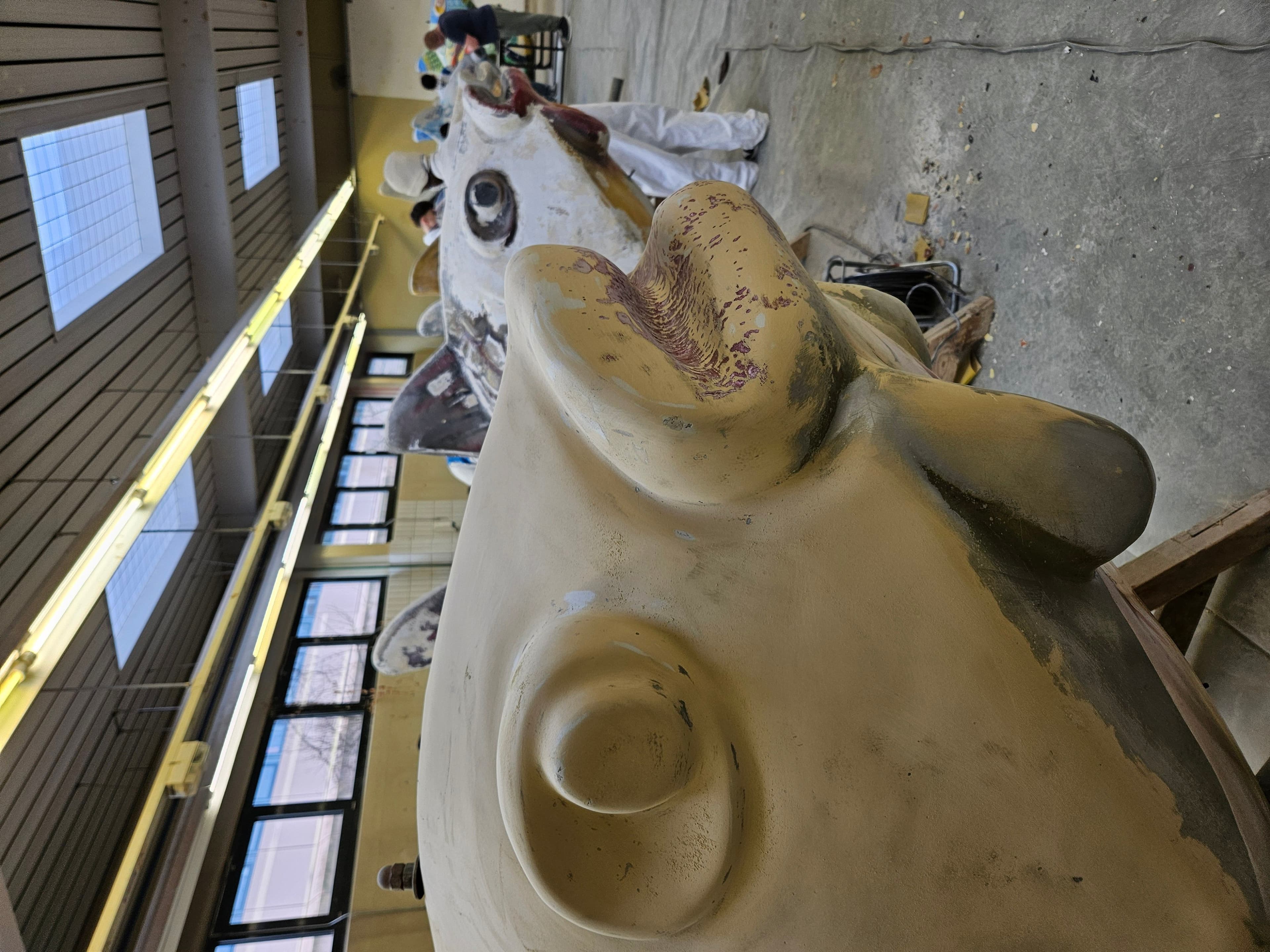 Schülerinnen und Schüler der BBS I reinigen und grundieren die Fisch-Skulpturen für das Stadtjubiläum. Schülerinnen und Schüler der BBS I reinigen und grundieren die Fisch-Skulpturen für das Stadtjubiläum.