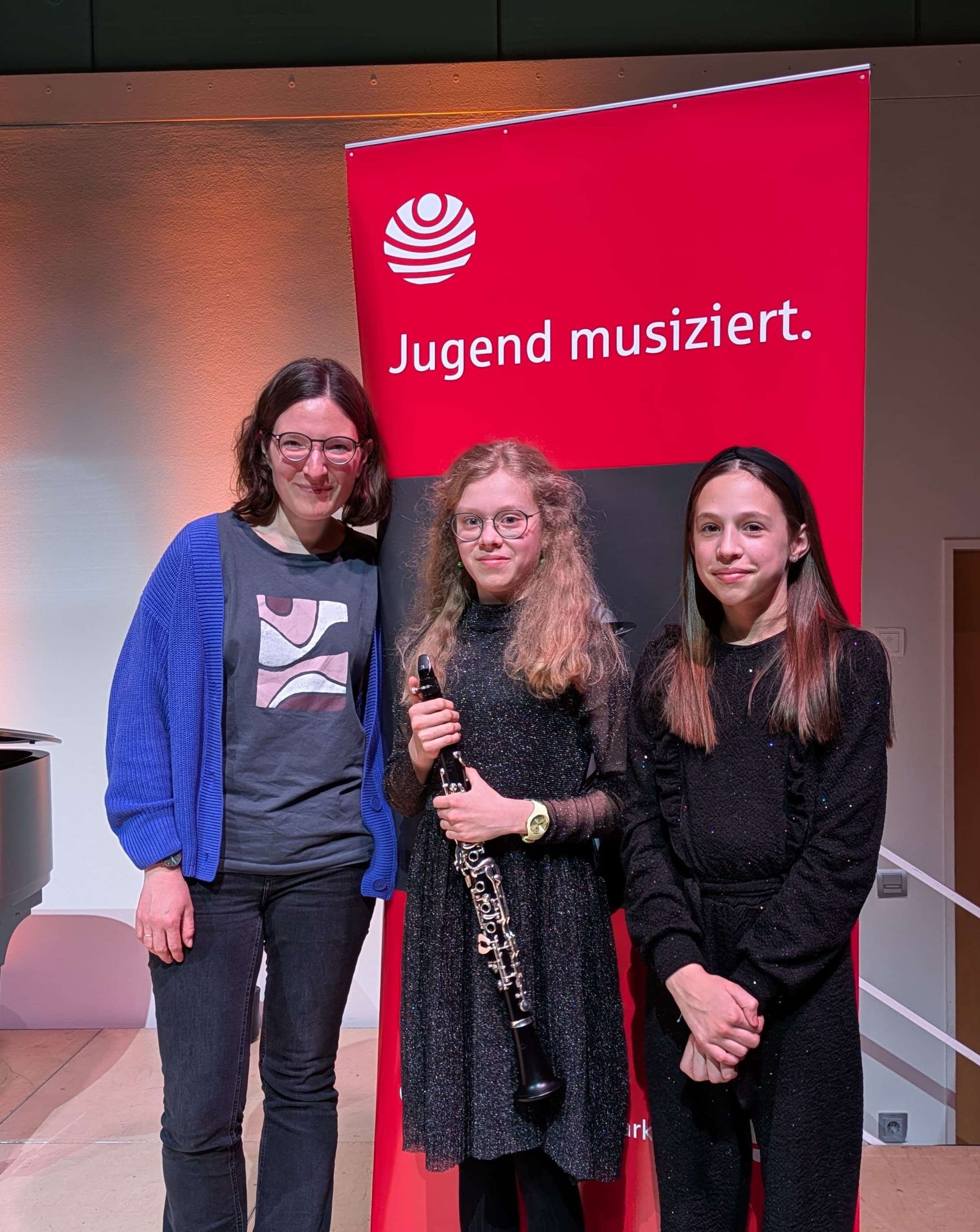 Das Duo Klarinette mit Madleen Diefenbach, Hannah Bulwien und Lehrkraft Sabrina Garlik im Preisträgerkonzert. Das Duo Klarinette mit Madleen Diefenbach, Hannah Bulwien und Lehrkraft Sabrina Garlik im Preisträgerkonzert.
