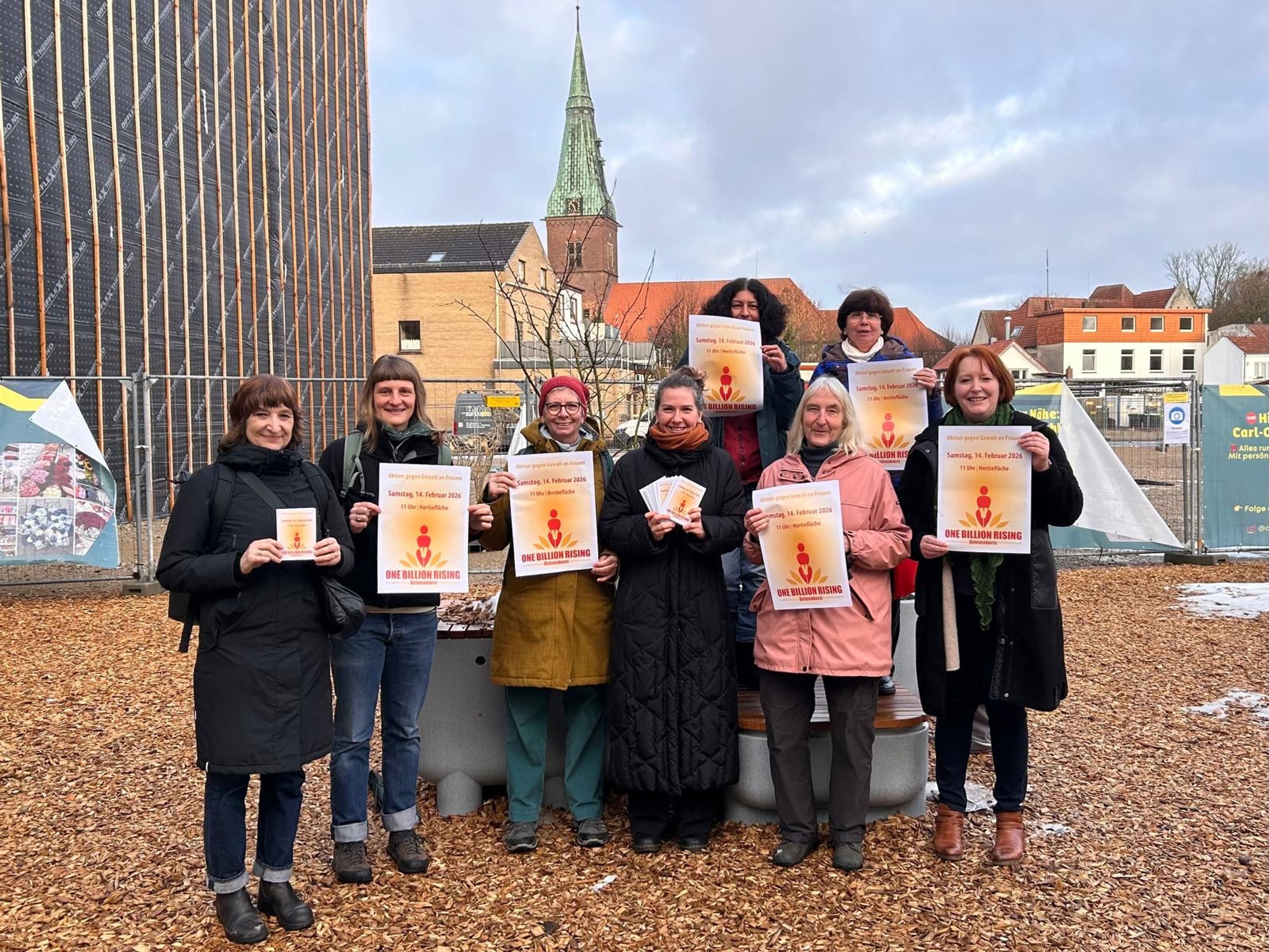 Gruppenfoto der Organisatorinnen der "One Billion Rising"-Aktion in Delmenhorst. Gruppenfoto der Organisatorinnen der "One Billion Rising"-Aktion in Delmenhorst.